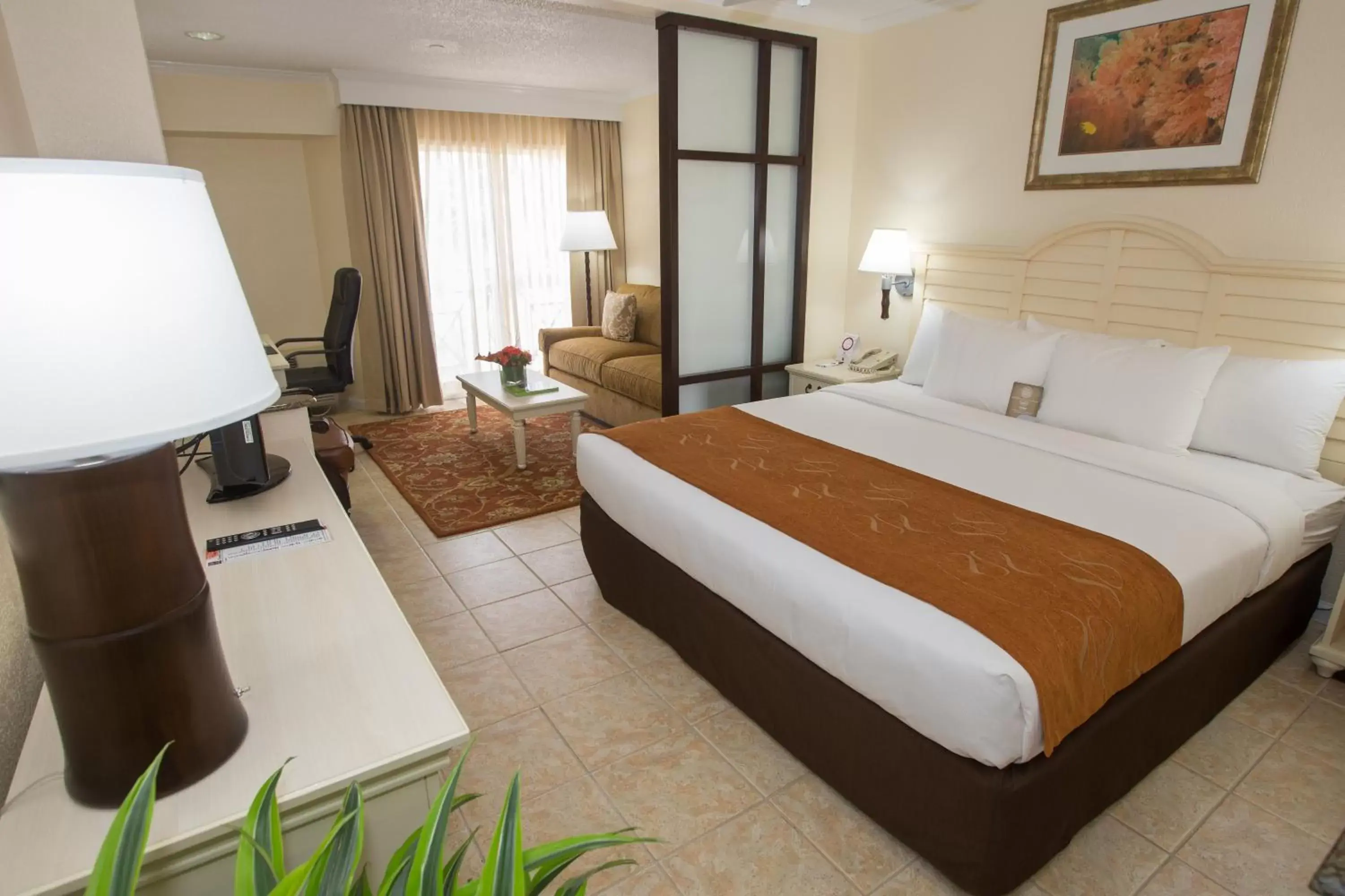 Photo of the whole room, Bed in Comfort Suites Paradise Island
