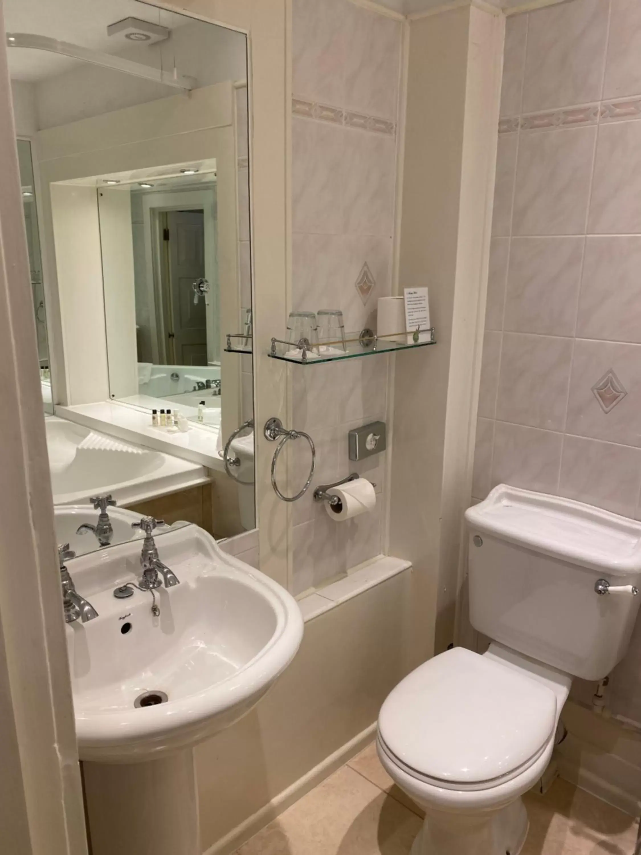 Bathroom in Langtry Manor Hotel