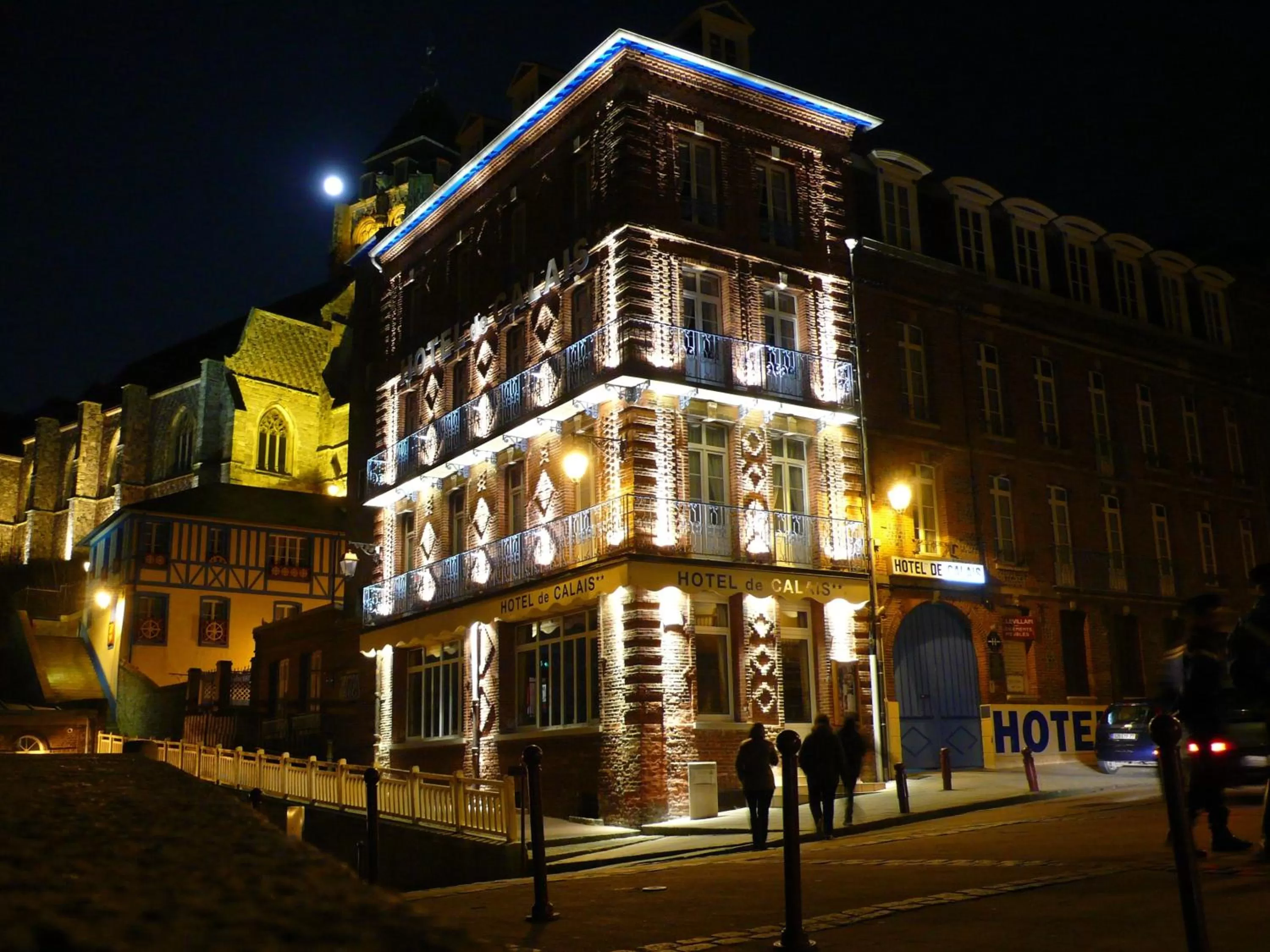 Facade/entrance in Hôtel De Calais