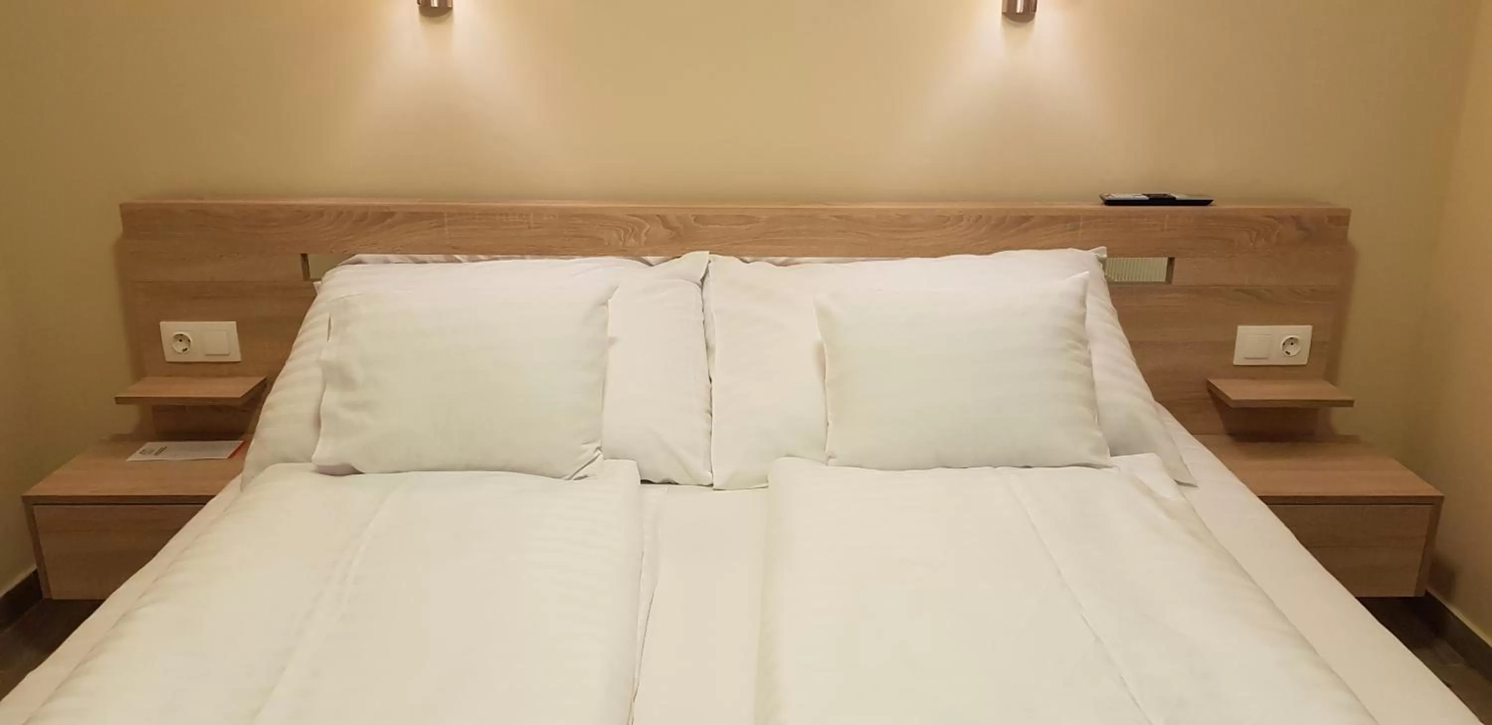 Bed in Central Panzió Gyula