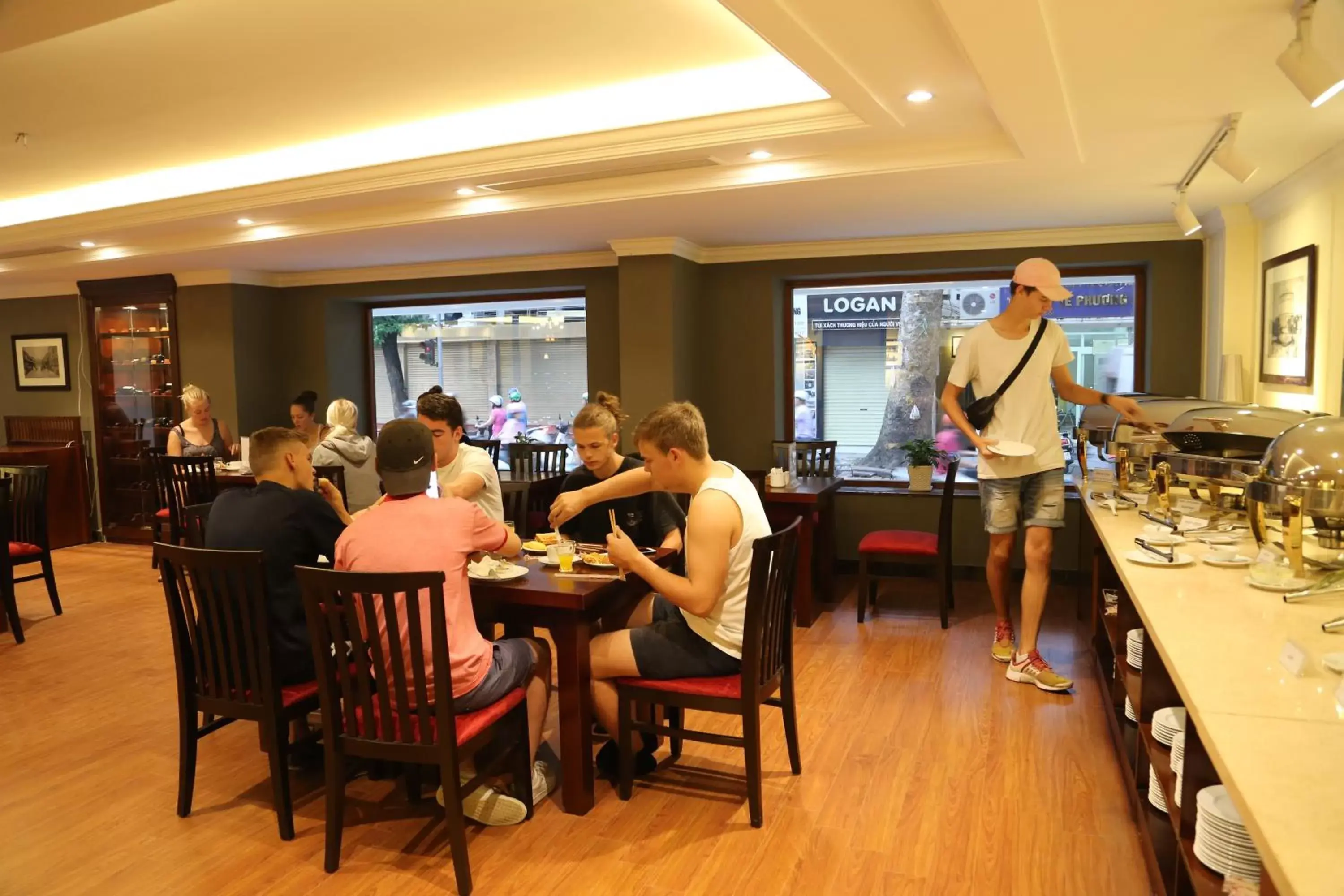 Restaurant/Places to Eat in Mon Regency Hotel Restaurant/Places to Eat in Mon Regency Hotel