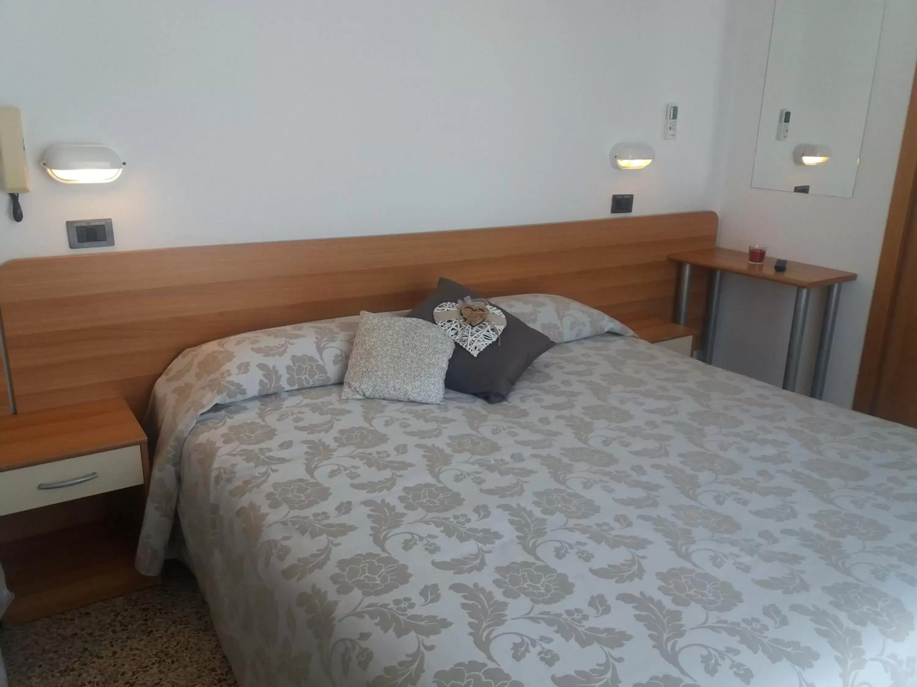 Bed in Hotel Zurigo