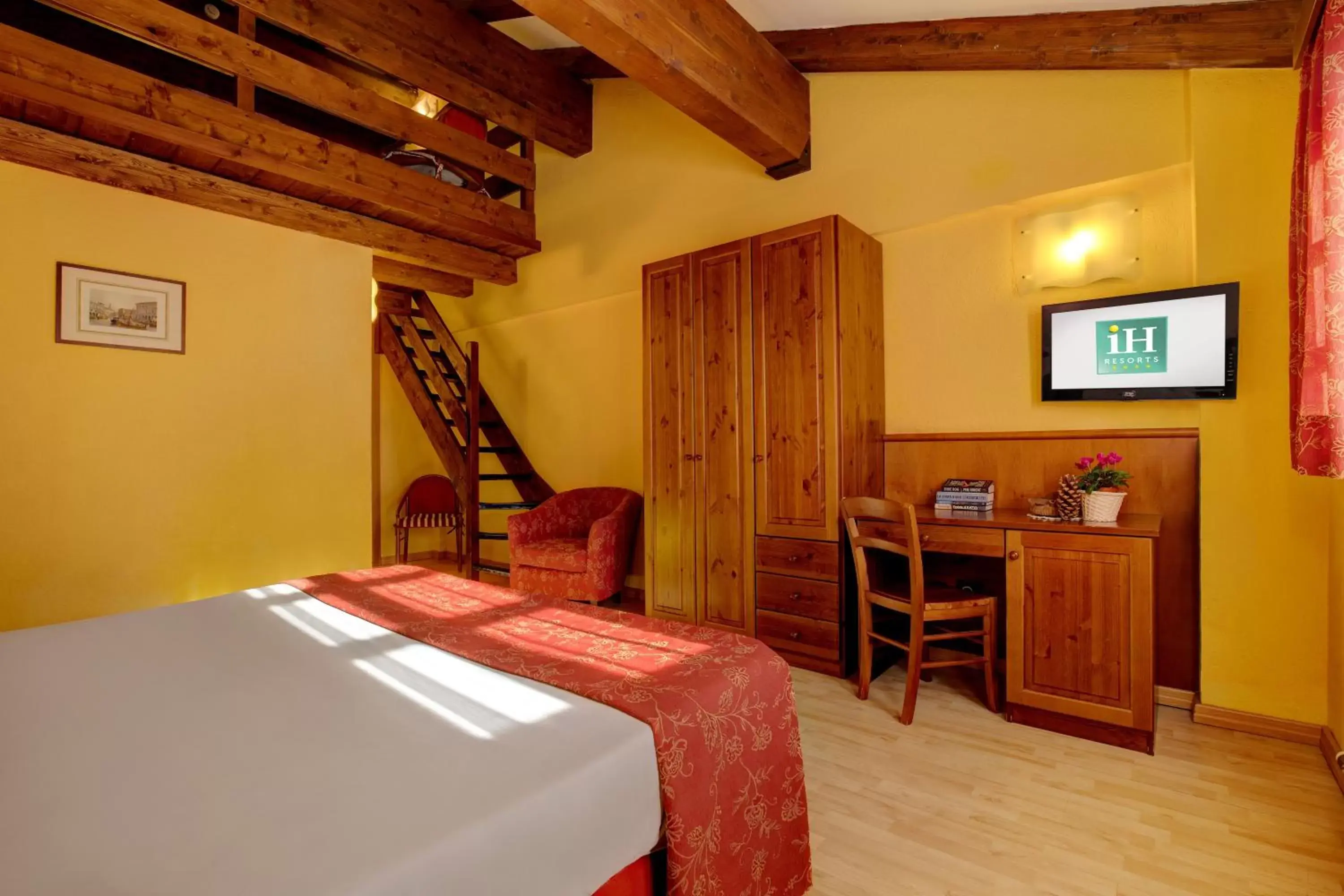 Bedroom, Bed in iH Hotels Courmayeur Mont Blanc