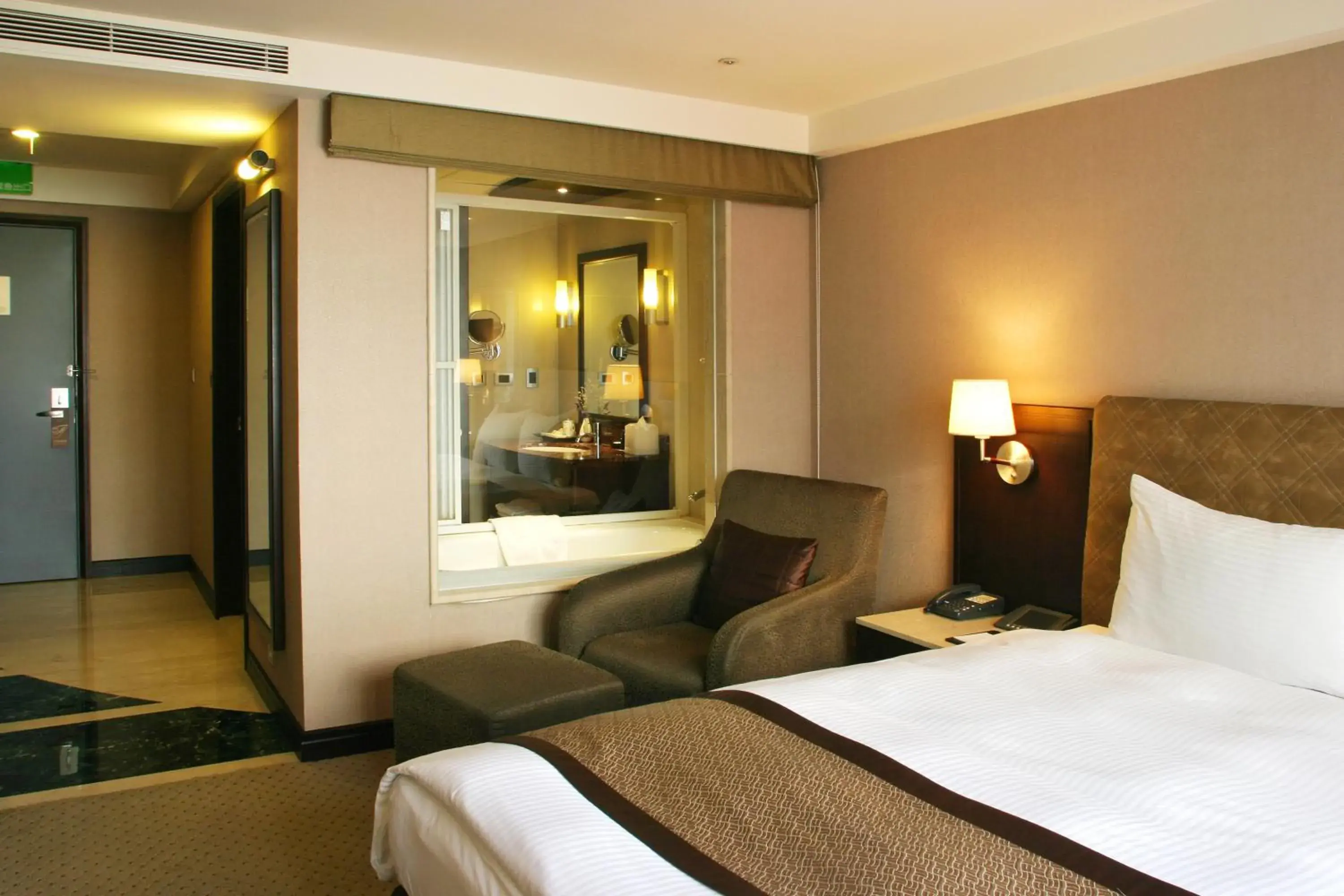 Photo of the whole room, Bed in Grand Forward Hotel