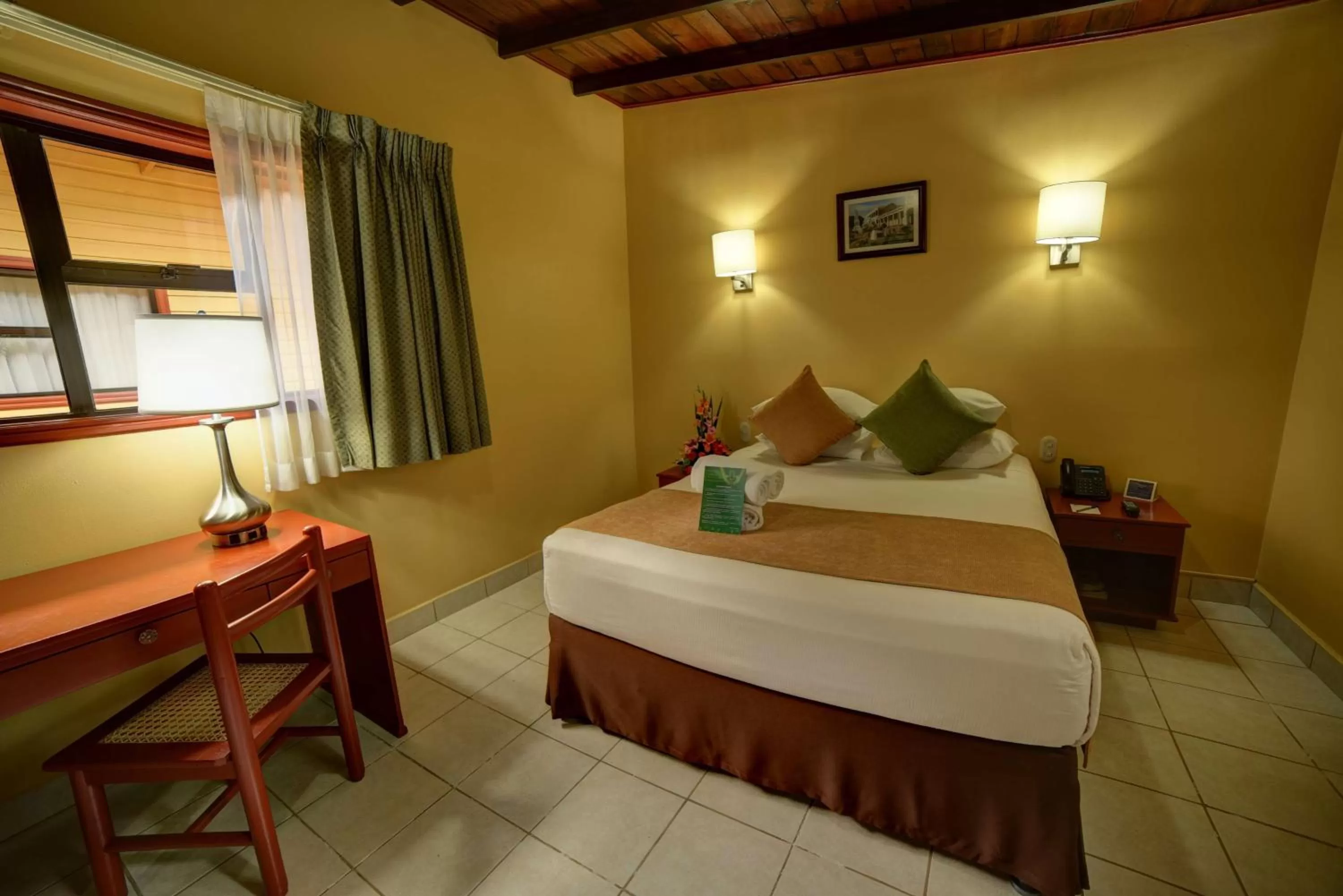 Queen Room in Best Western Las Mercedes Airport