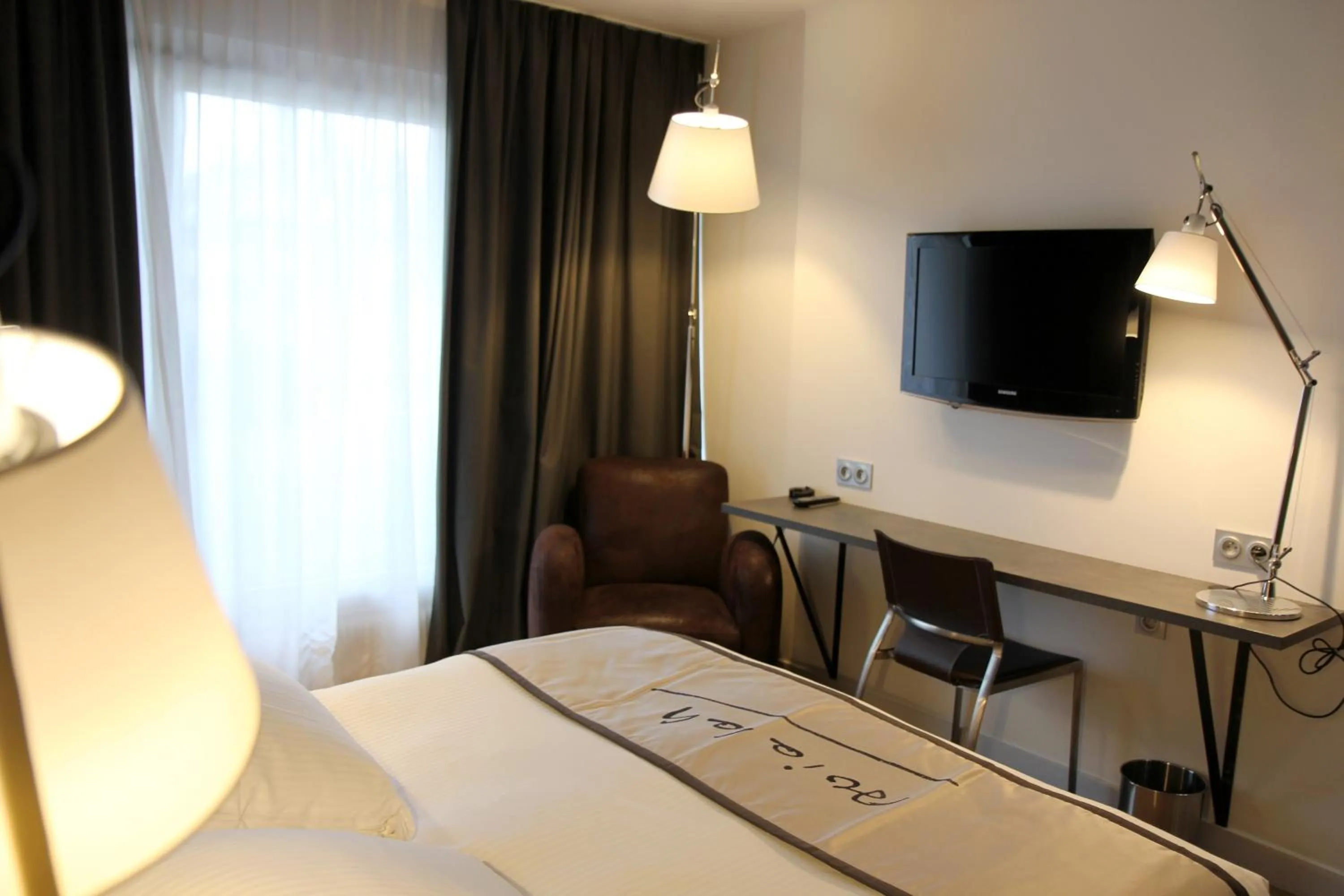 Photo of the whole room, Bed in Hotel Litteraire Alexandre Vialatte, BW Signature Collection