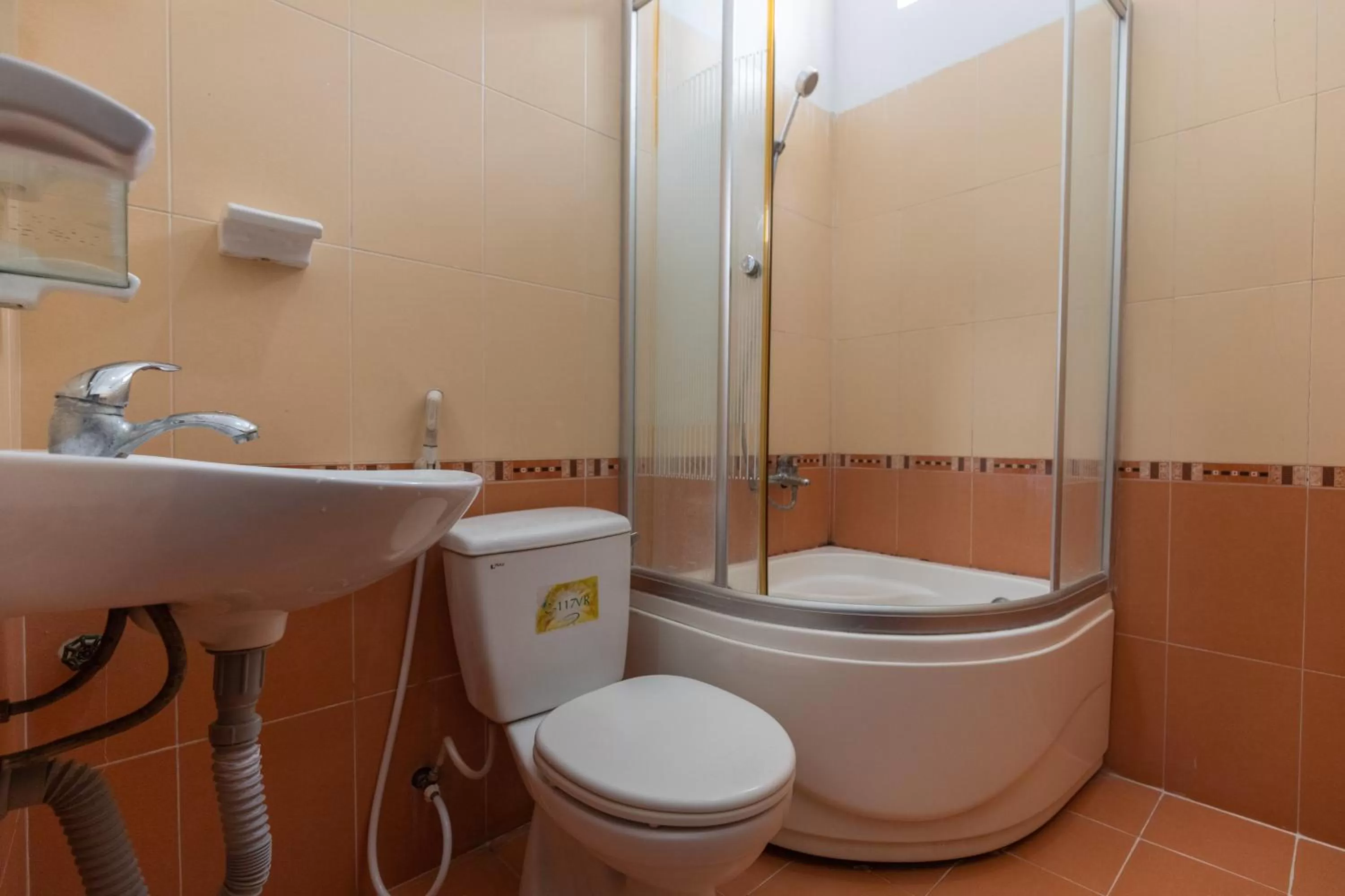 Toilet in Lien Thuy Hotel