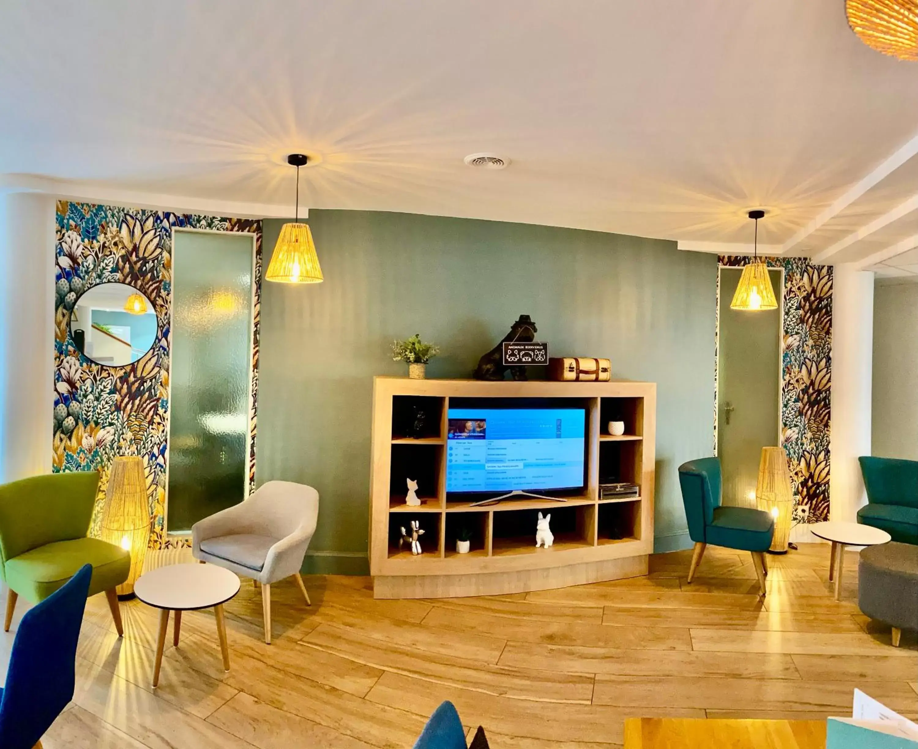 Communal lounge/ TV room, TV/Entertainment Center in Holiday Inn Calais Coquelles, an IHG Hotel