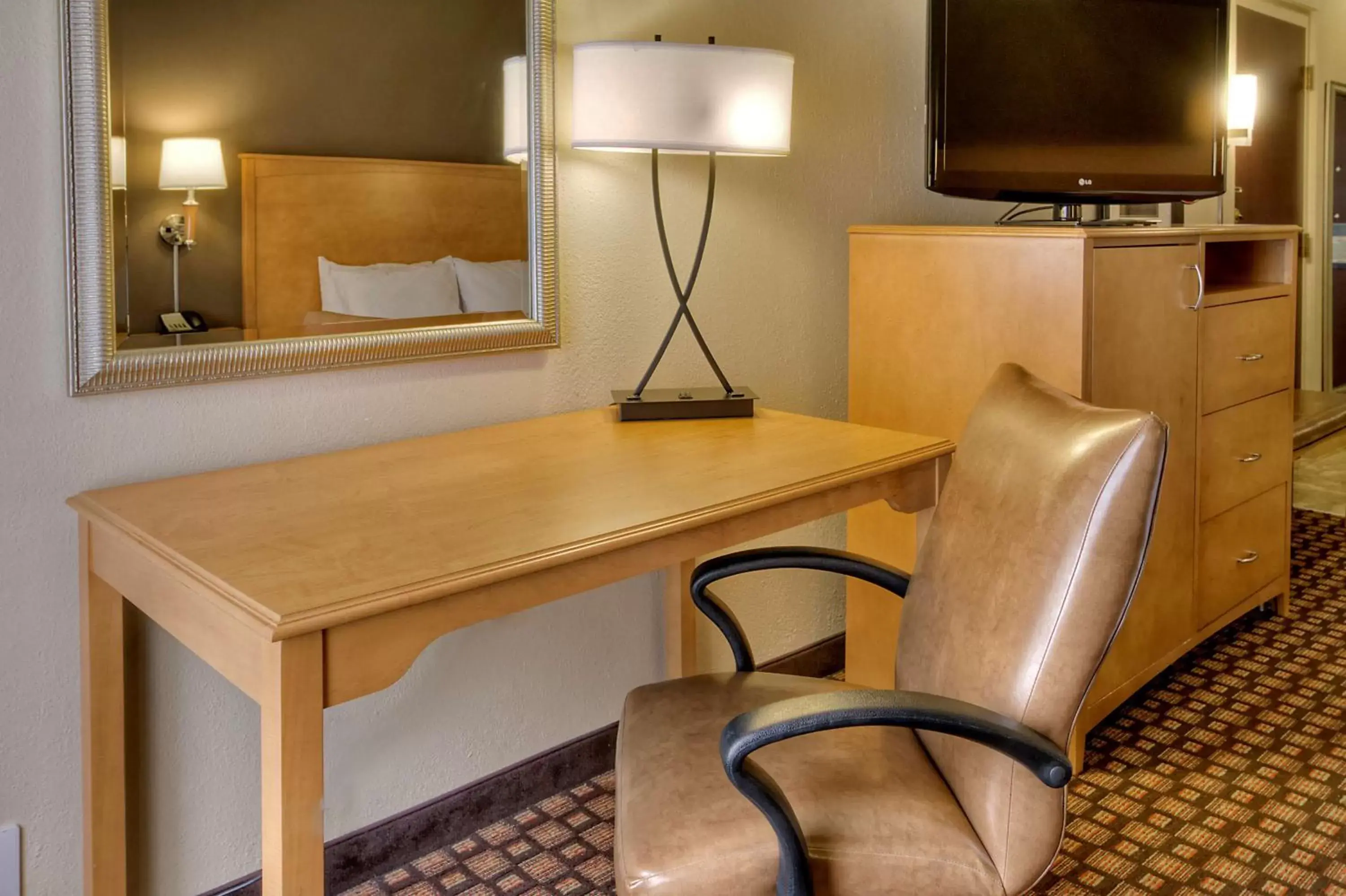 Living room, TV/Entertainment Center in Hampton Inn & Suites Nashville-Vanderbilt-Elliston Place