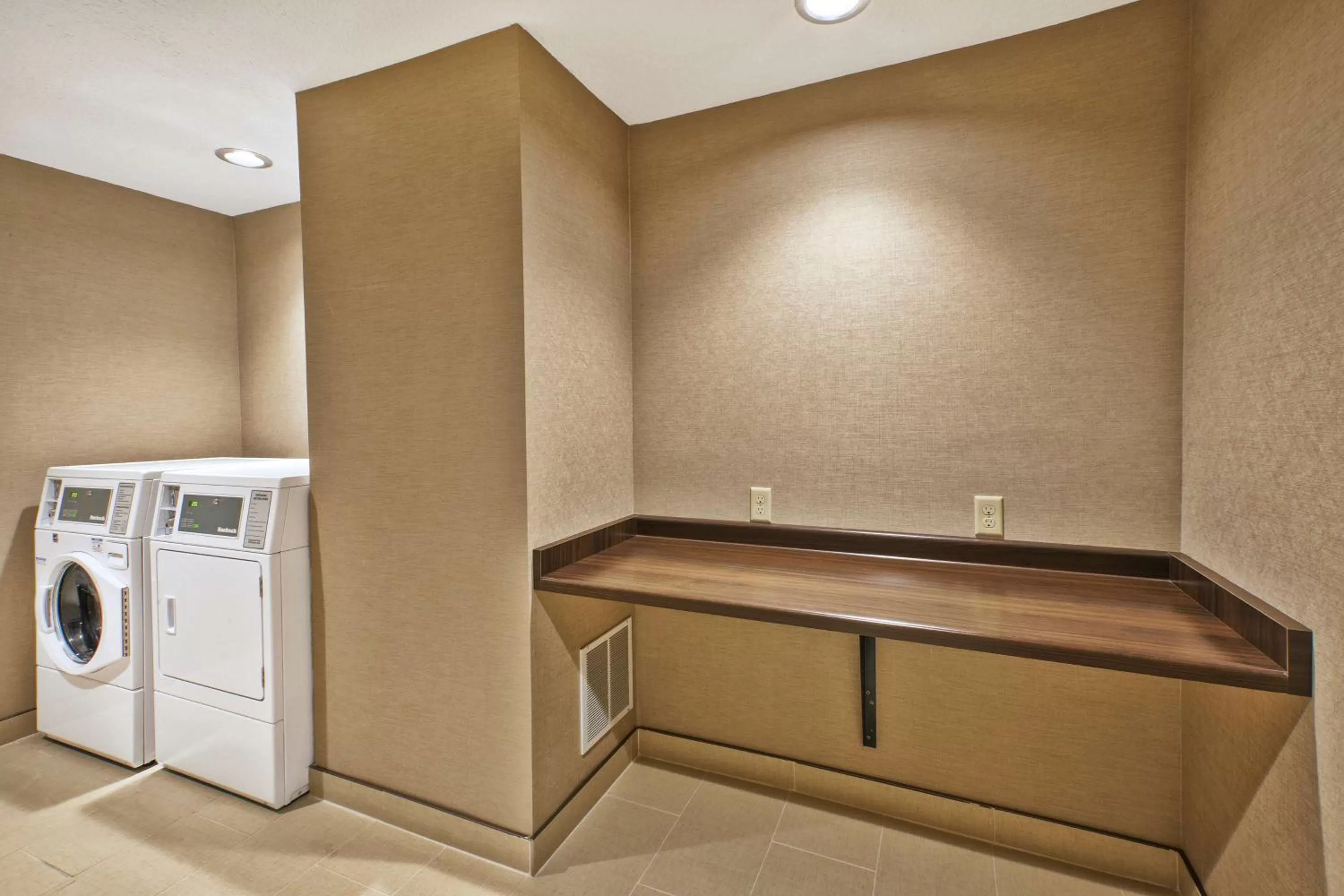 Property building in Hampton Inn Sault Ste Marie, MI