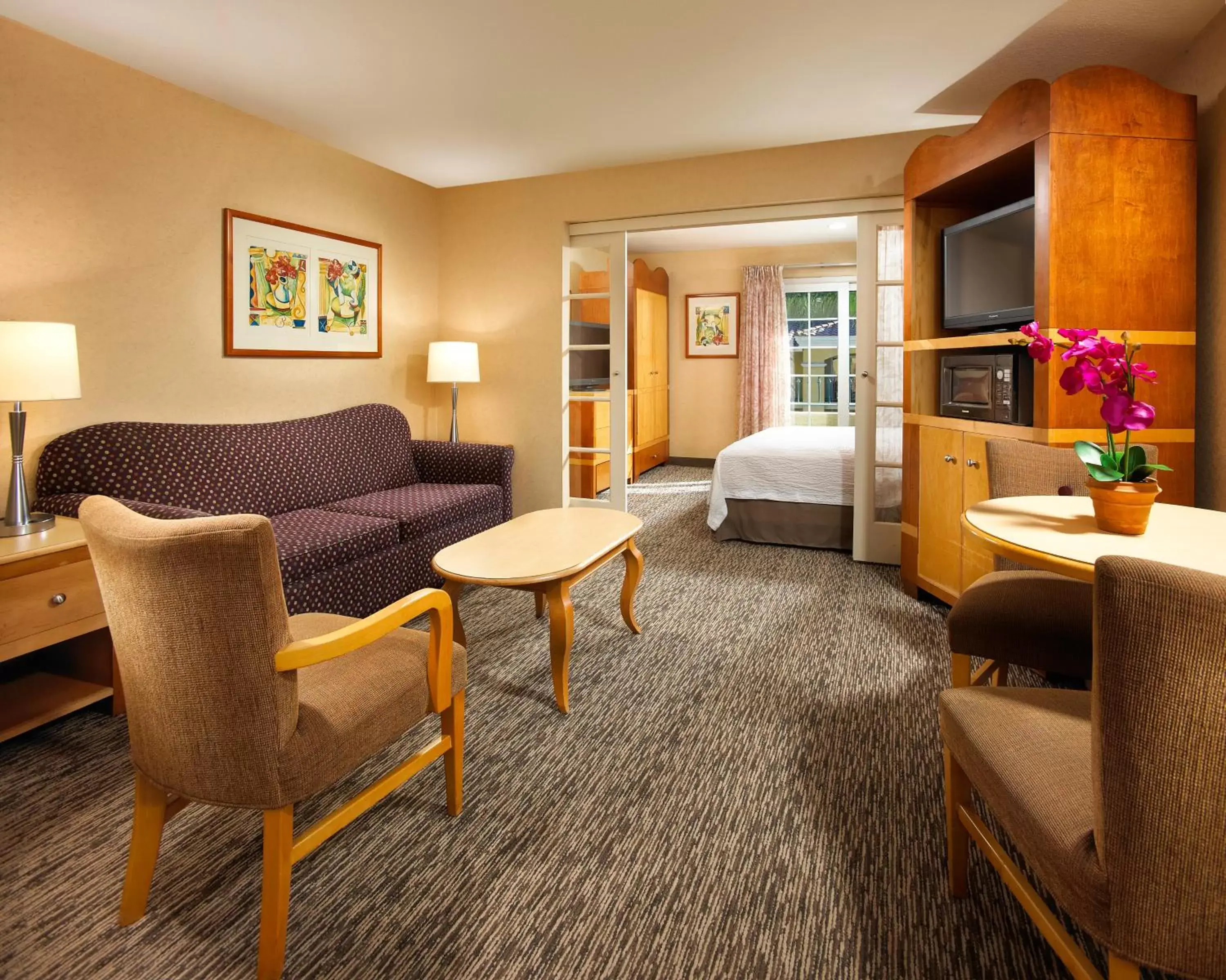 Living room, Seating Area in Portofino Inn and Suites Anaheim Hotel