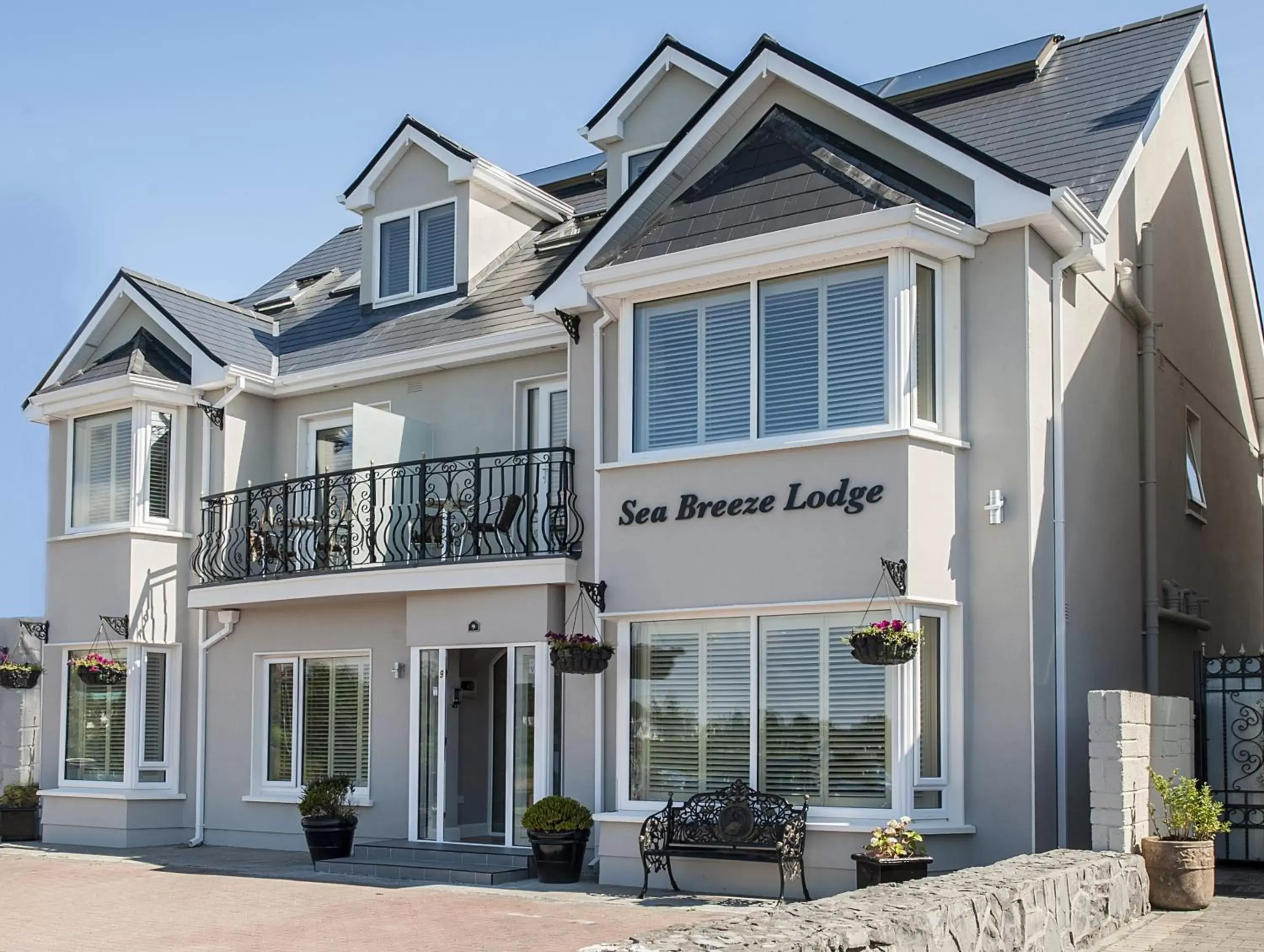 Facade/entrance, Property Building in Sea Breeze Lodge B&B Galway