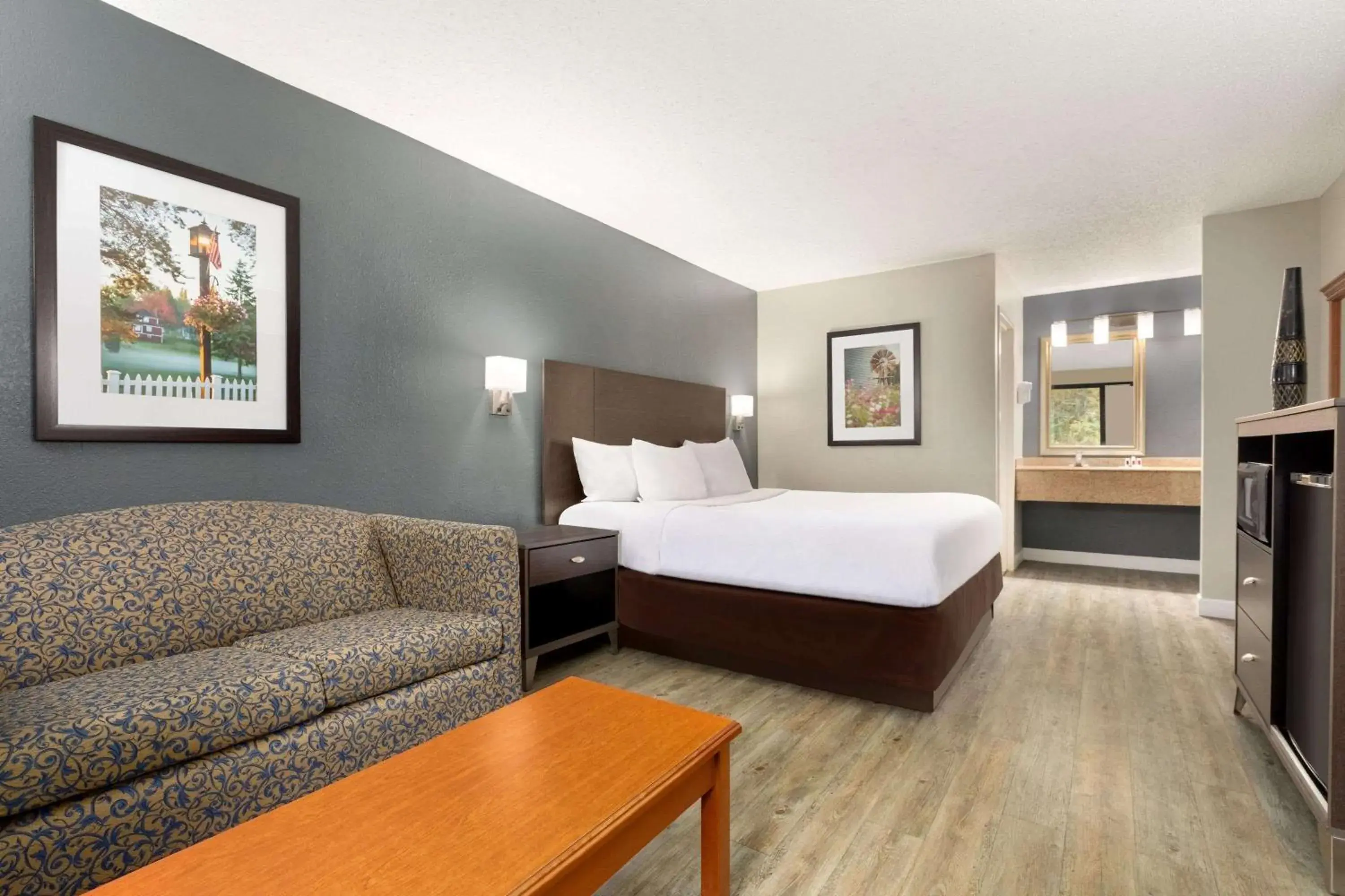 Photo of the whole room, Bed in Baymont by Wyndham Wilmington