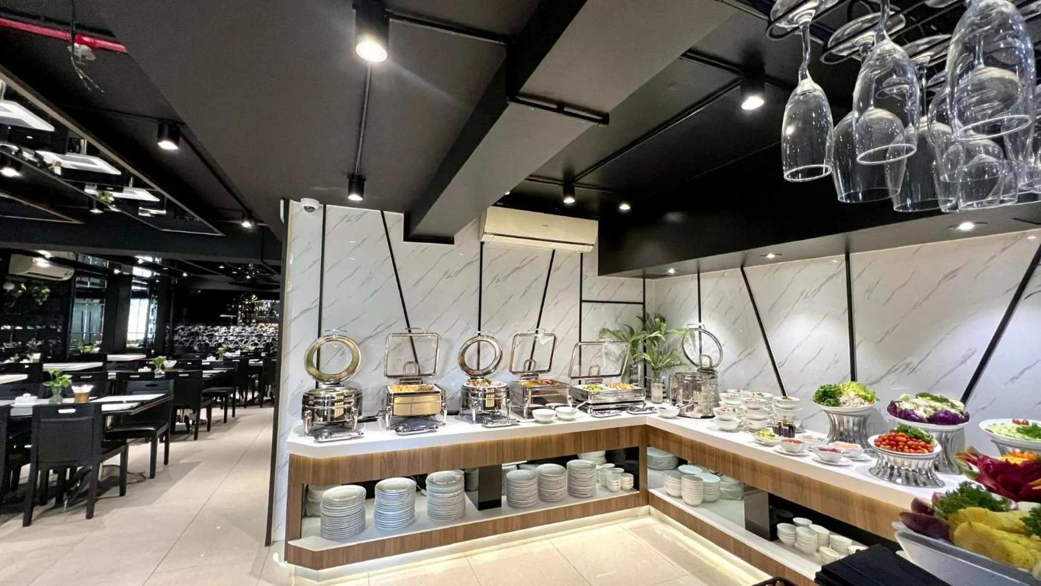 Restaurant/places to eat in Queen Ann Hotel