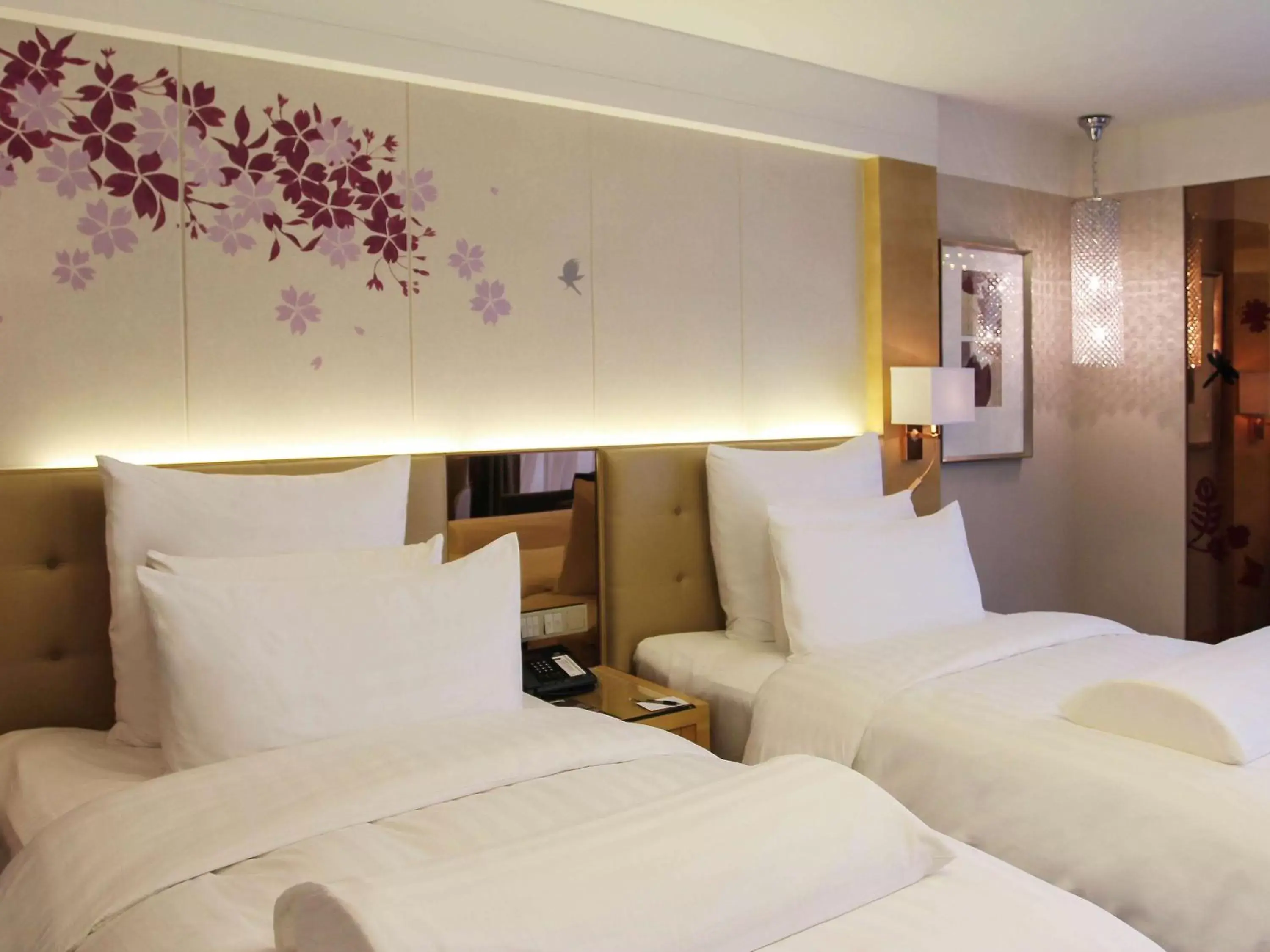 Photo of the whole room, Bed in Pullman Linyi Lushang