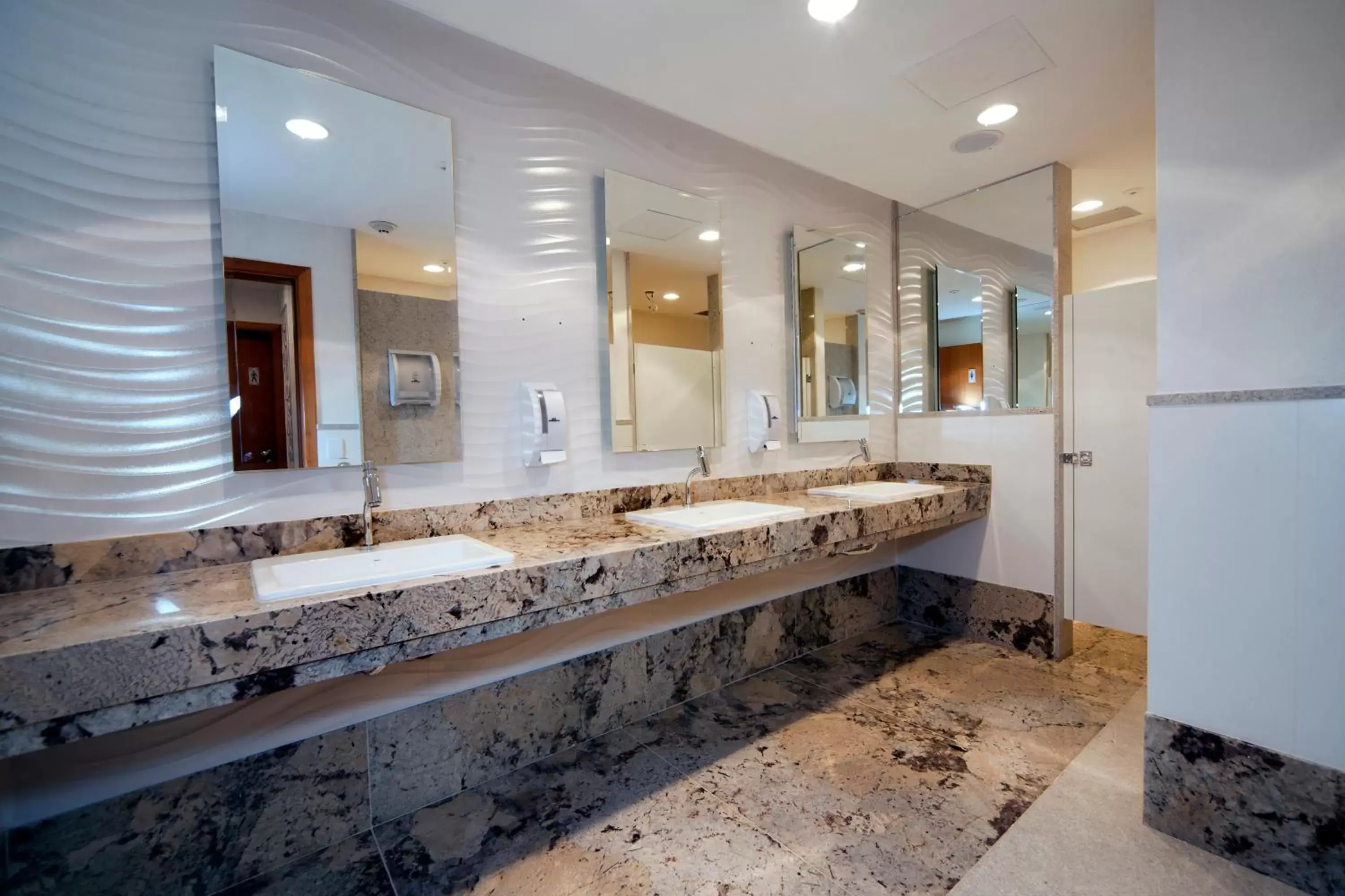 Bathroom in Quality Hotel Vitória