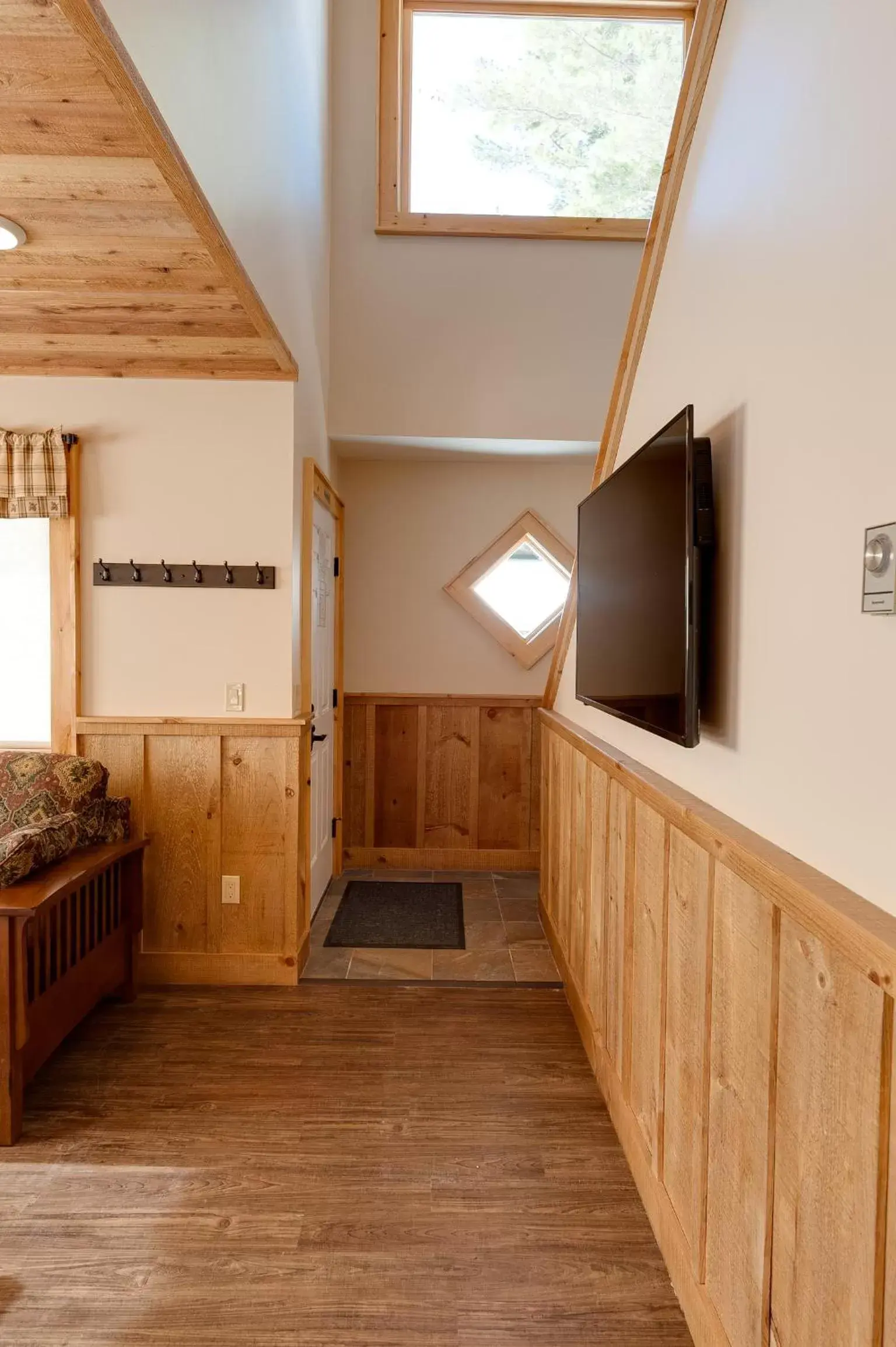 Living room, TV/Entertainment Center in Cobble Mountain Lodge