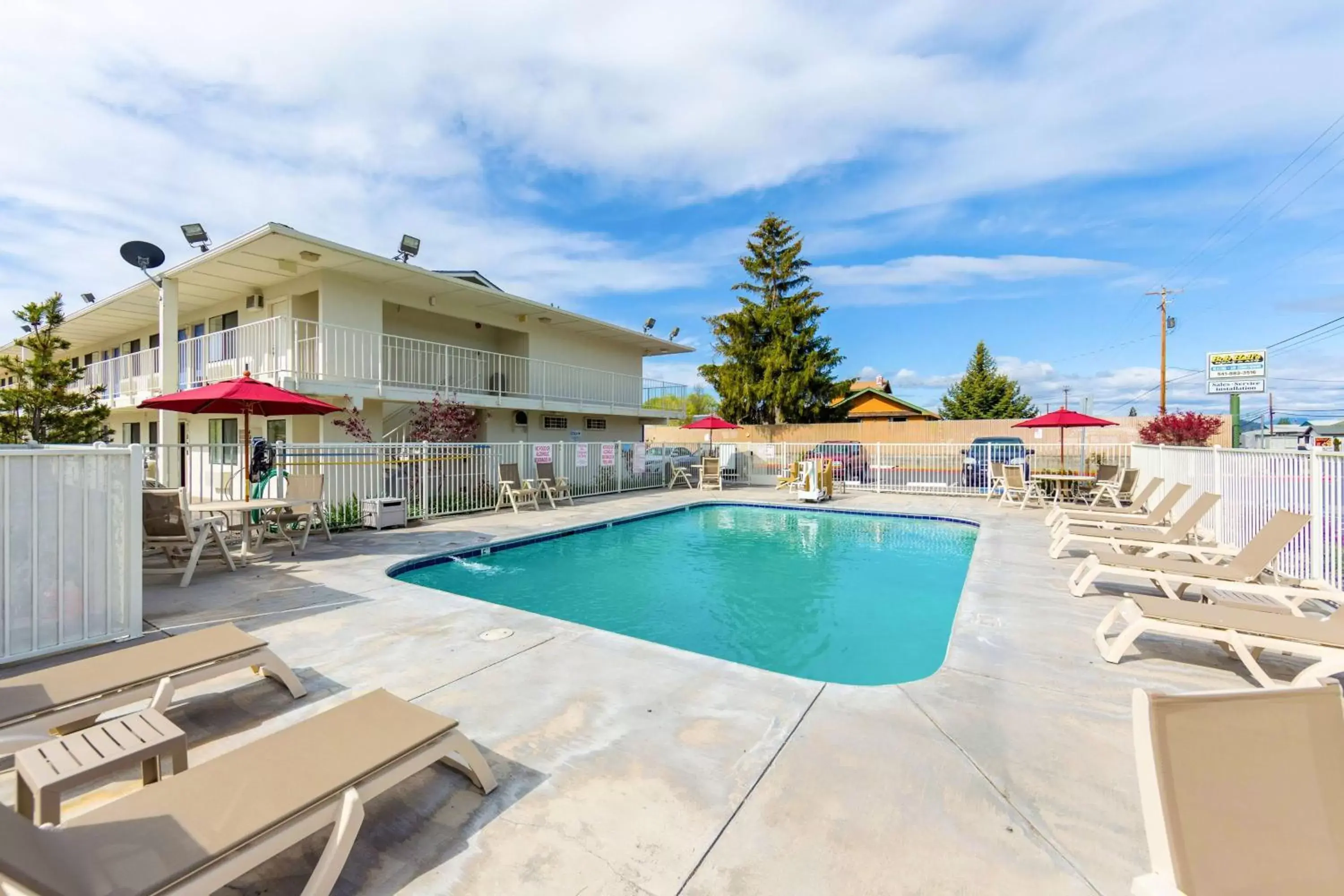 Day, Swimming Pool in Motel 6-Klamath Falls, OR