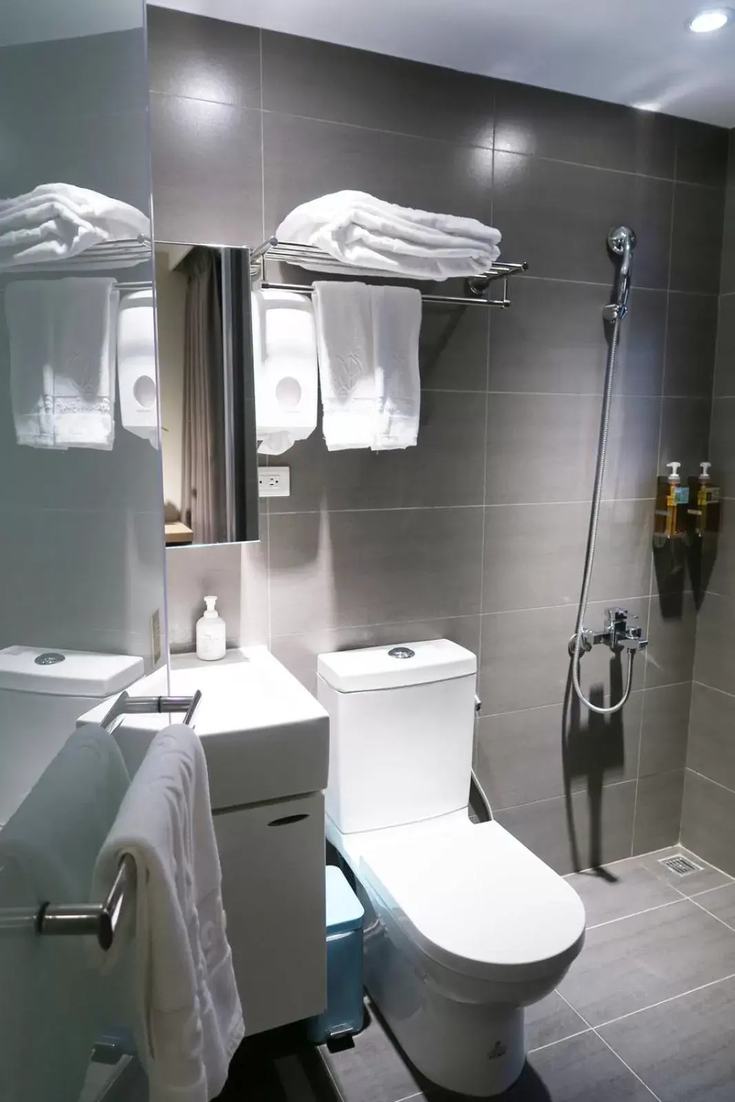 Shower, Bathroom in Greenight Hotel
