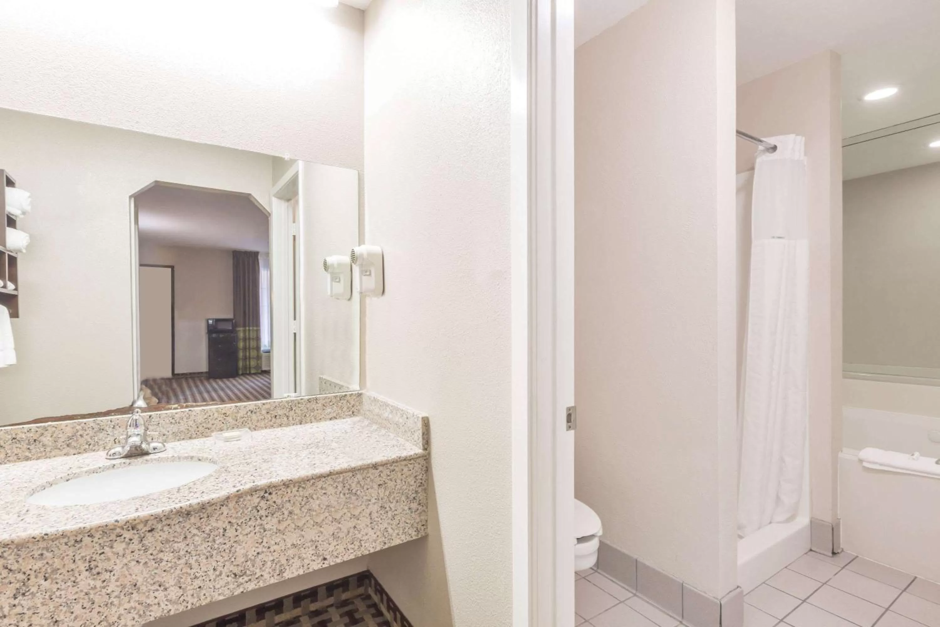 Hot Tub King Suite-Smoking in Super 8 by Wyndham Houston/NASA/Webster Area