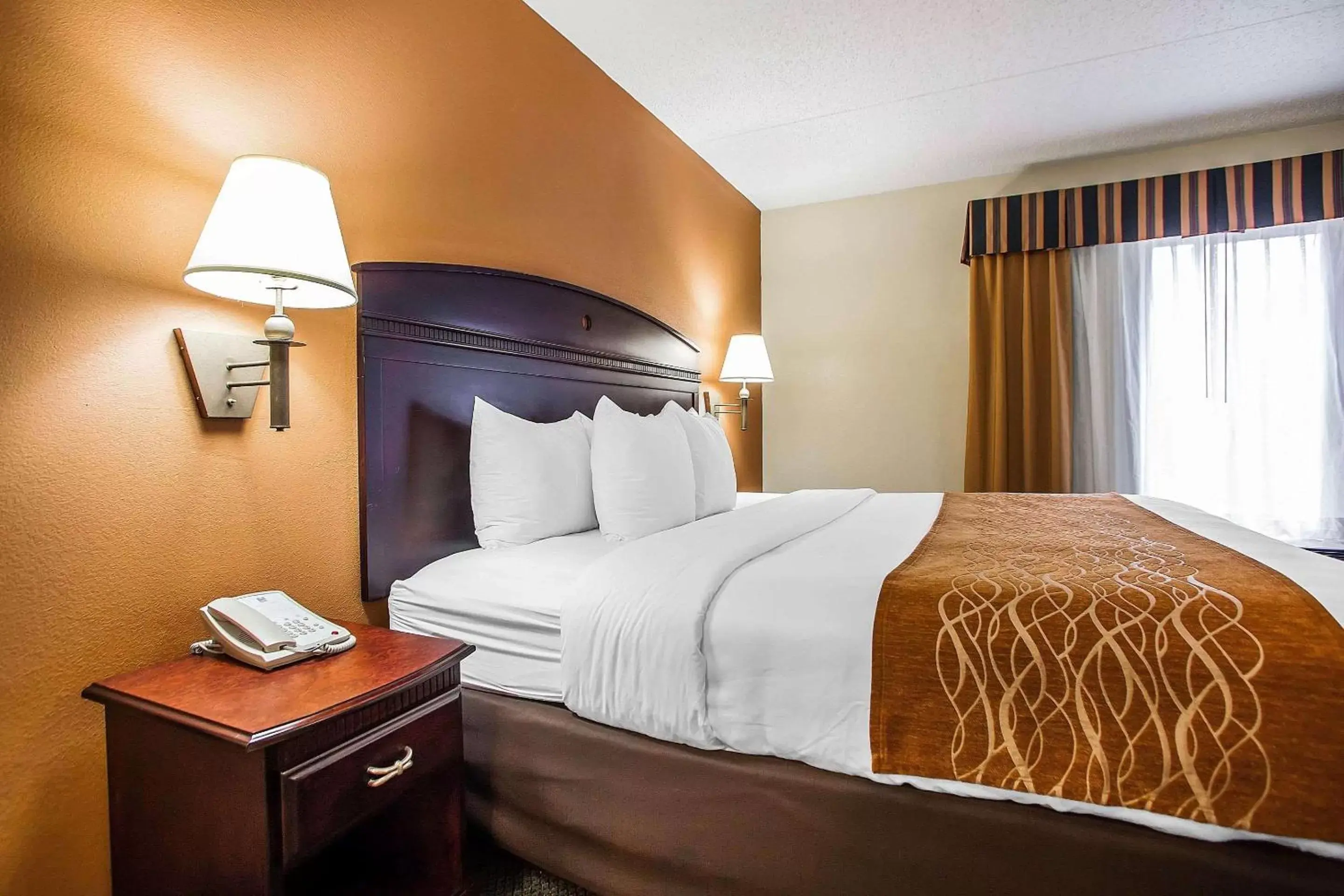 Photo of the whole room, Bed in Comfort Inn & Suites Somerset - New Brunswick