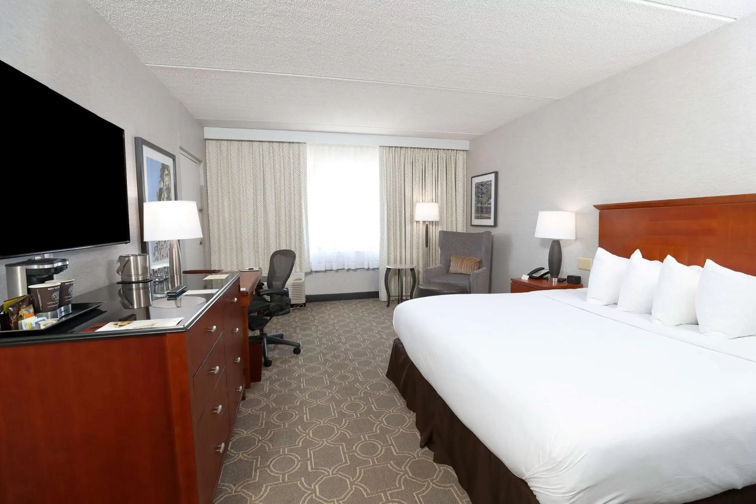 Bed, TV/Entertainment Center in DoubleTree by Hilton Boston/Westborough