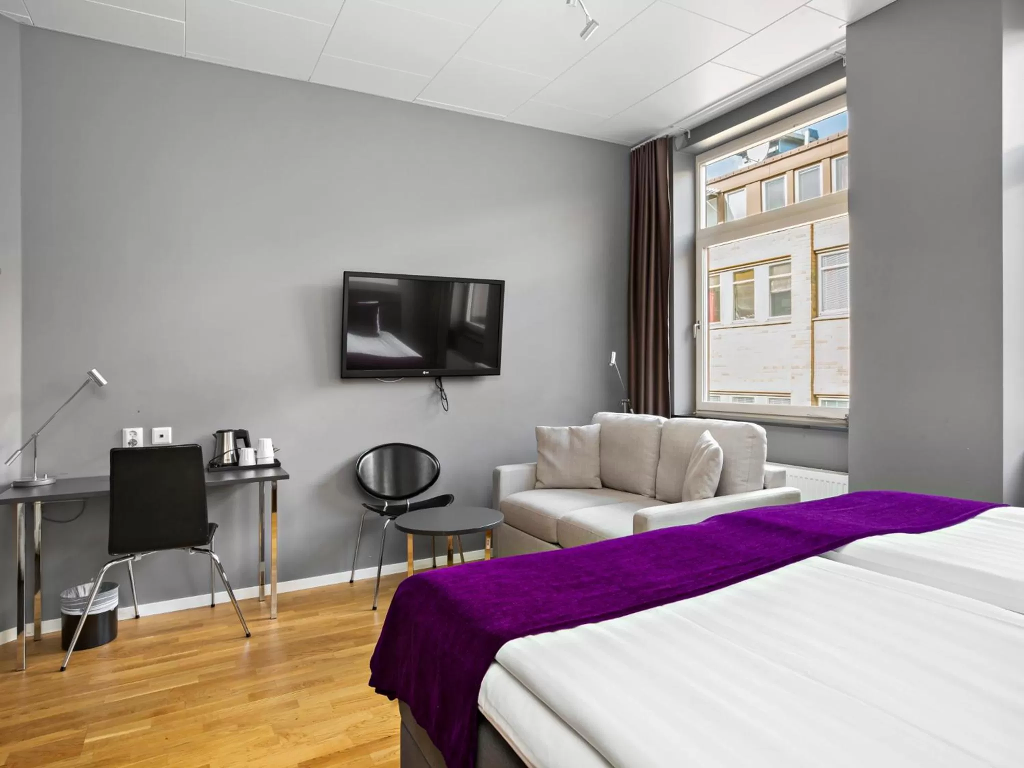 Bedroom, TV/Entertainment Center in Connect Hotel City