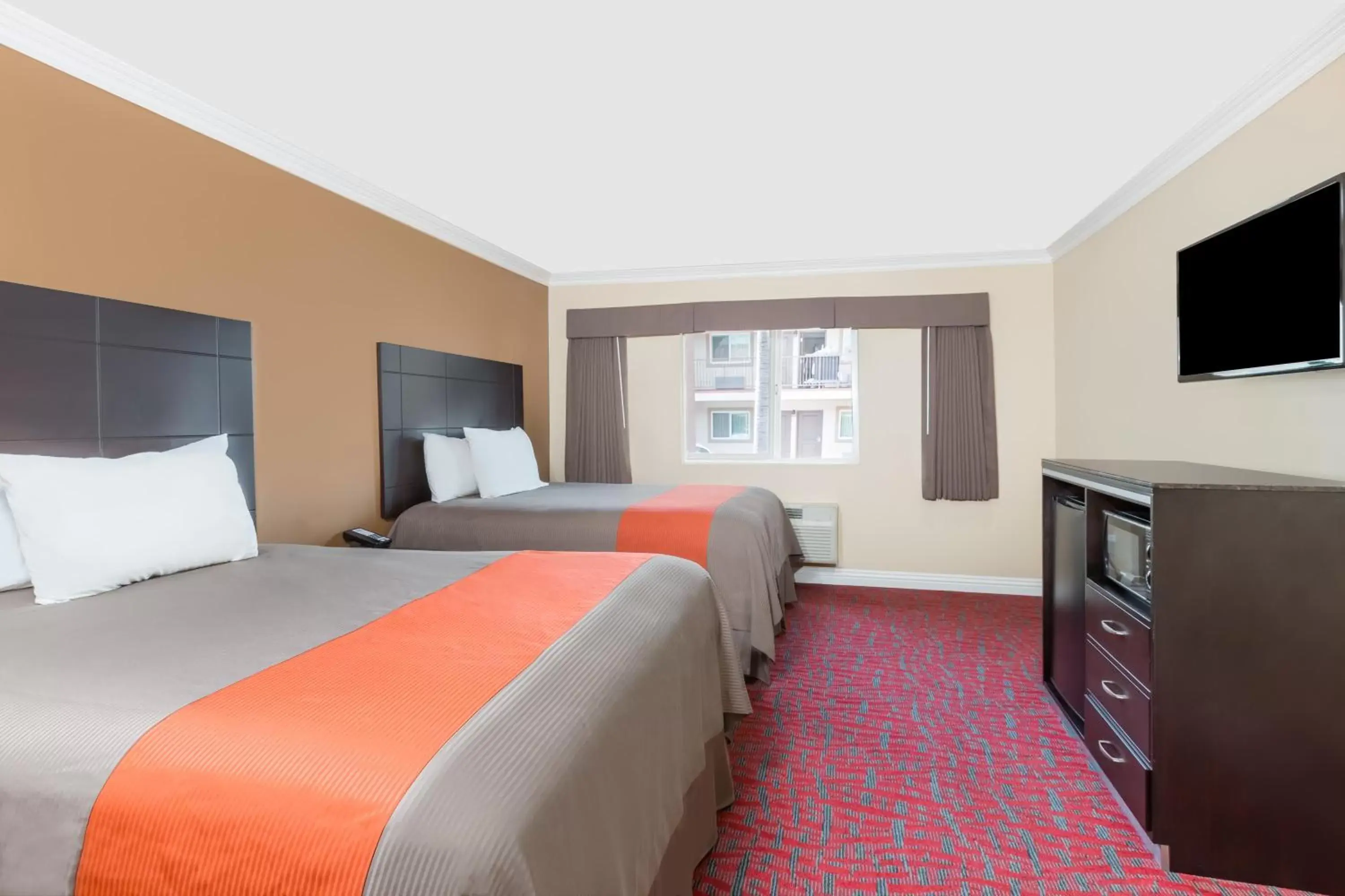 Bed in Travelodge Inn & Suites by Wyndham Bell Los Angeles Area