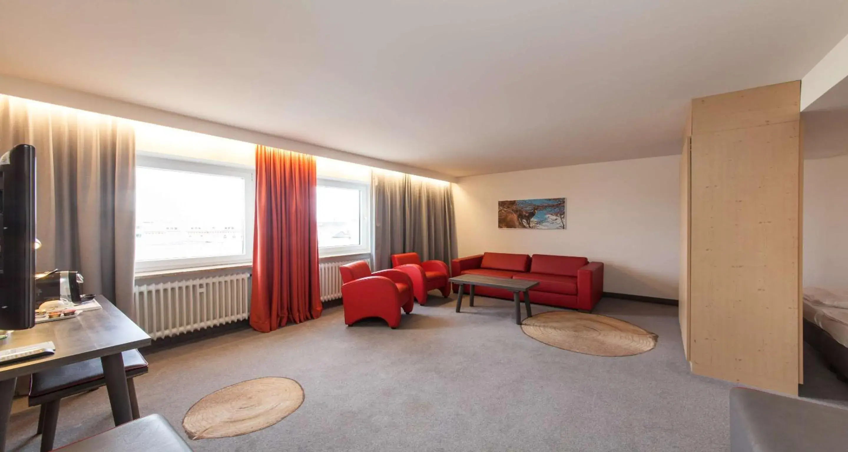 Photo of the whole room, Seating Area in Sure Hotel by Best Western Muenchen Hauptbahnhof