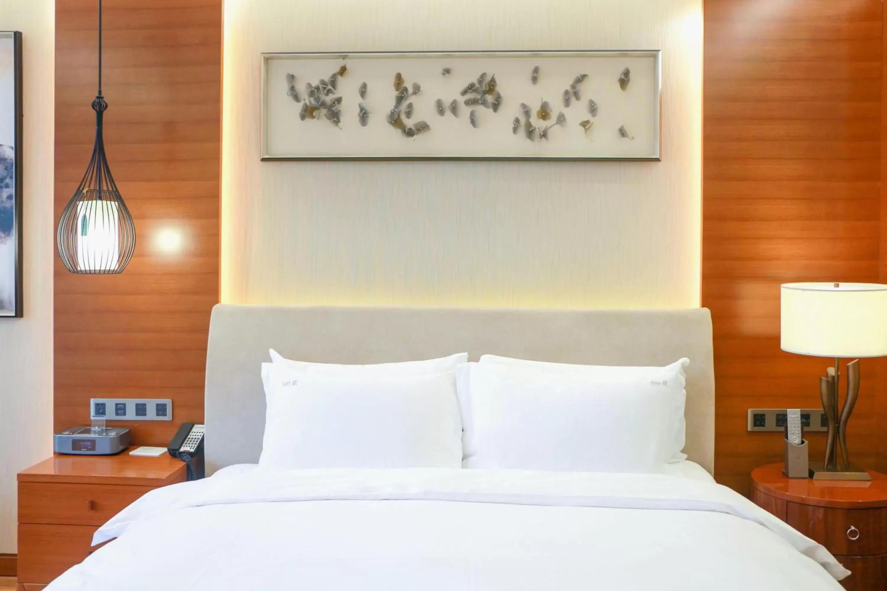 Photo of the whole room, Bed in Holiday Inn Nanjing Xuanwu Lake, an IHG Hotel