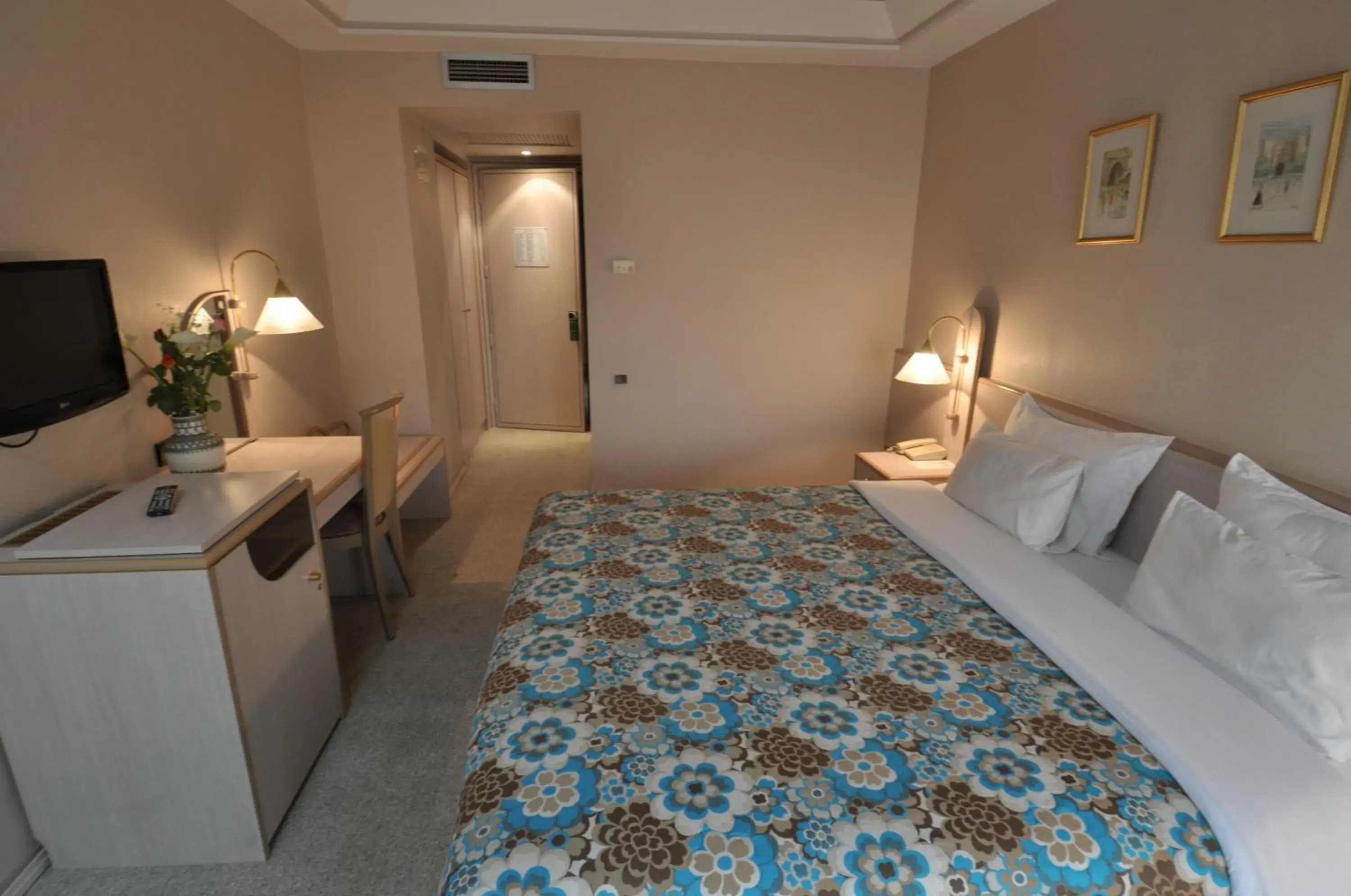 Photo of the whole room, Bed in Hôtel Wassim