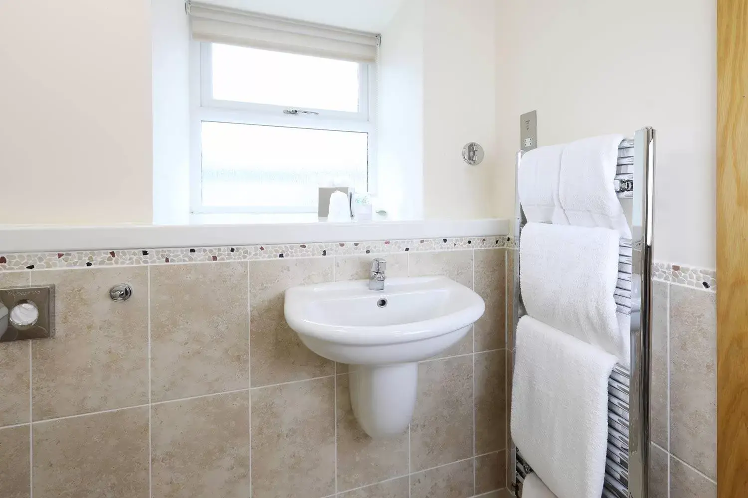 Shower, Bathroom in Woodland Bay Hotel