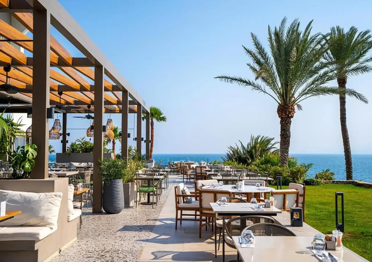 Restaurant/Places to Eat in Akra Hotel