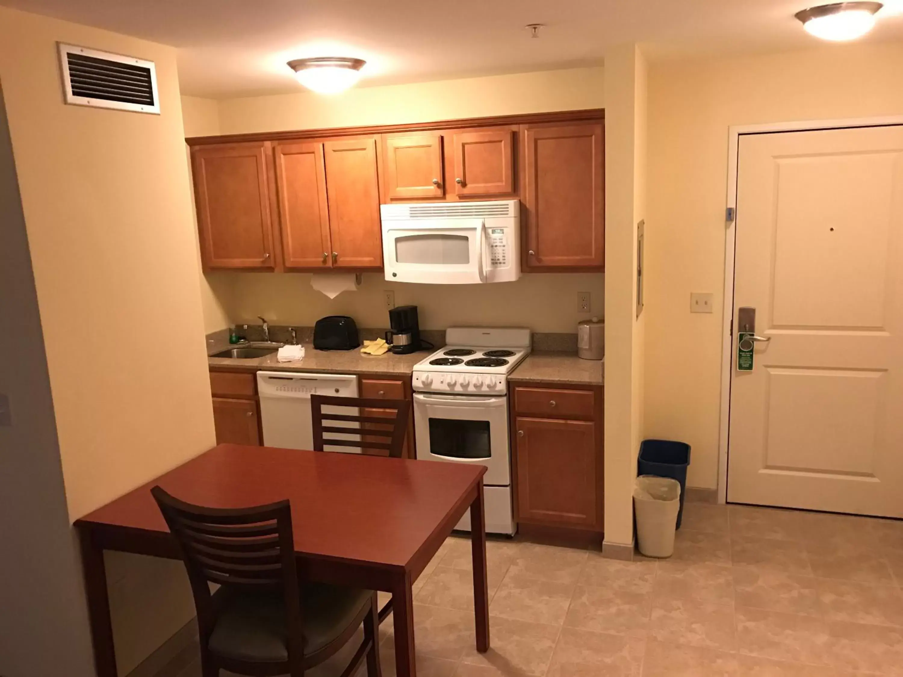 Kitchen/Kitchenette in White River Inn & Suites