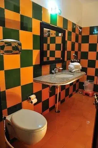 Bathroom in Rani Mahal Hotel