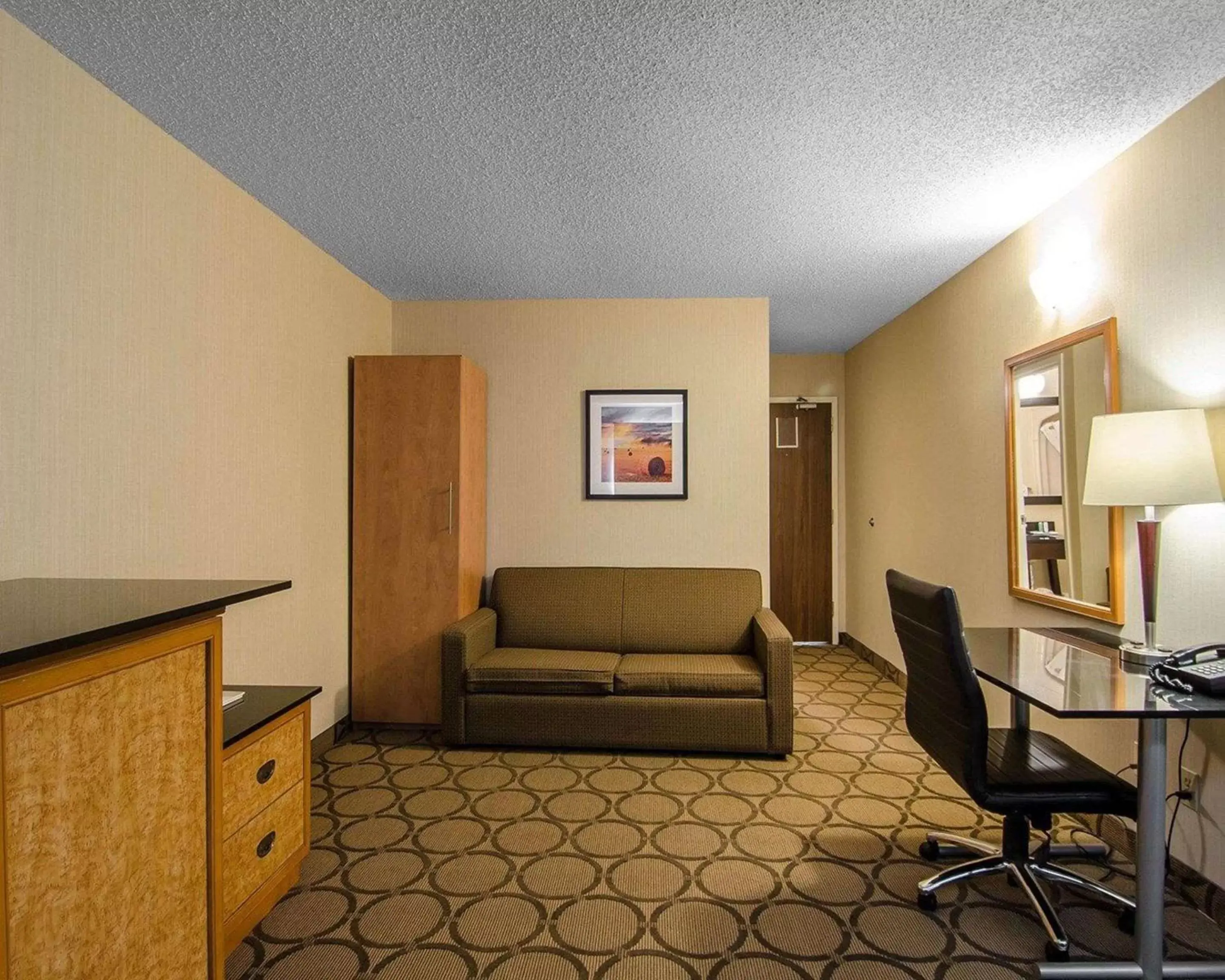 Photo of the whole room, Seating Area in Comfort Inn Regina