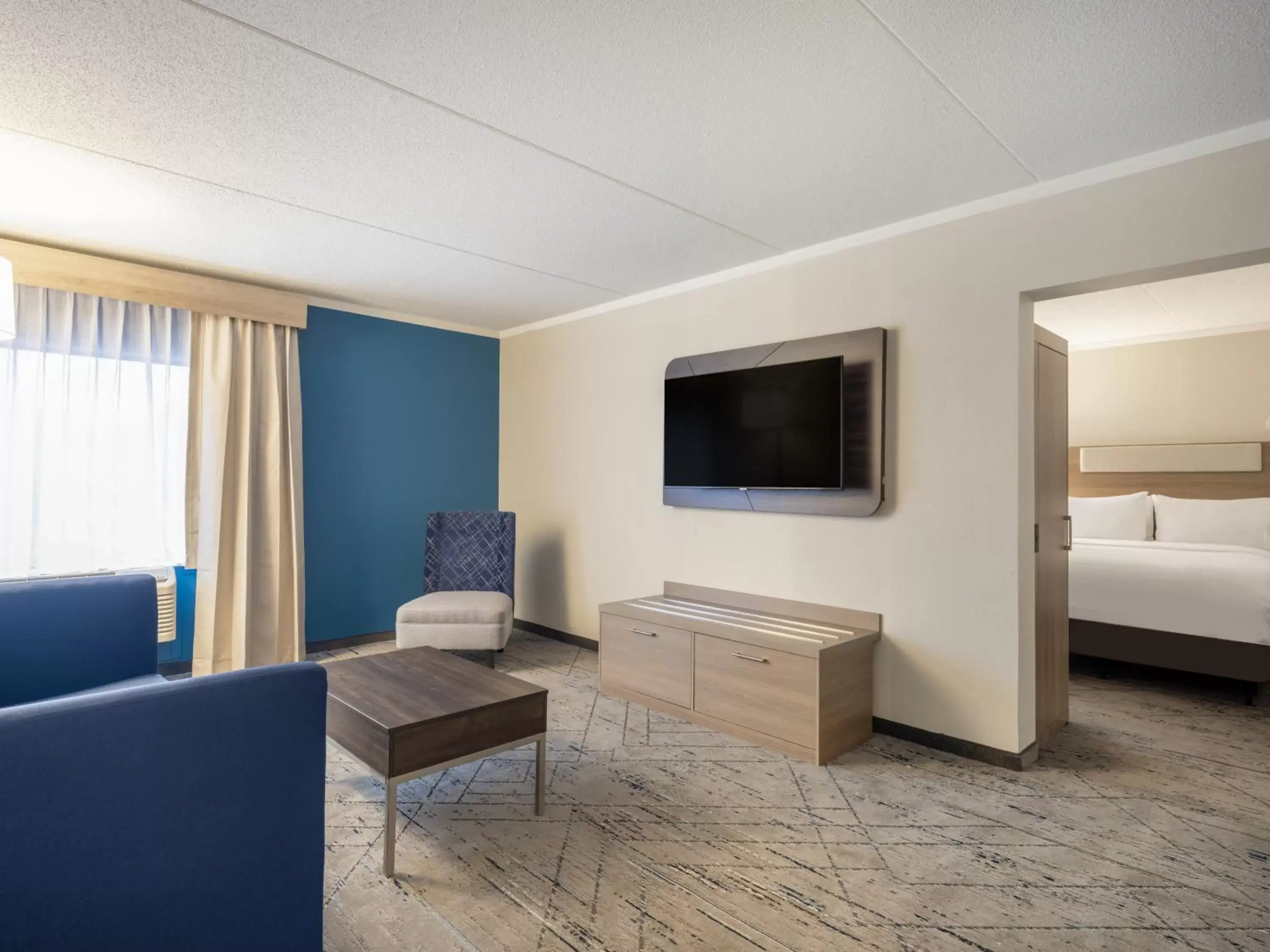 Living room, TV/Entertainment Center in Holiday Inn Express & Suites Greensboro - I-40 atWendover, an IHG Hotel