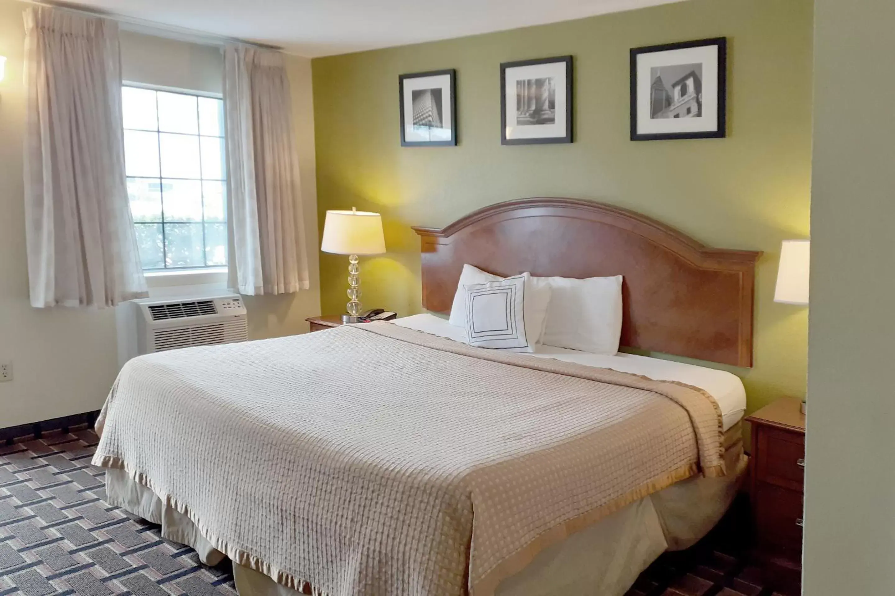 Bedroom, Bed in Savannah Garden Hotel