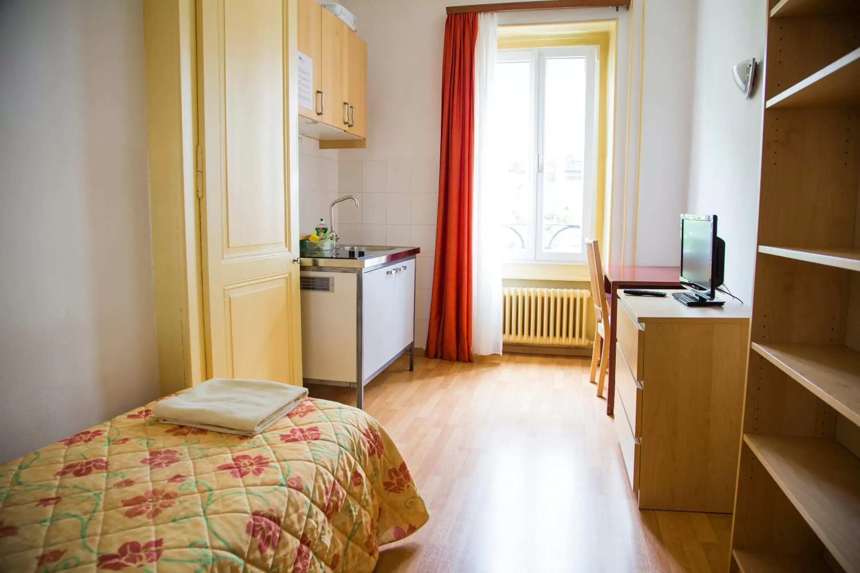 Photo of the whole room, Kitchen/Kitchenette in Hôtel du Marché