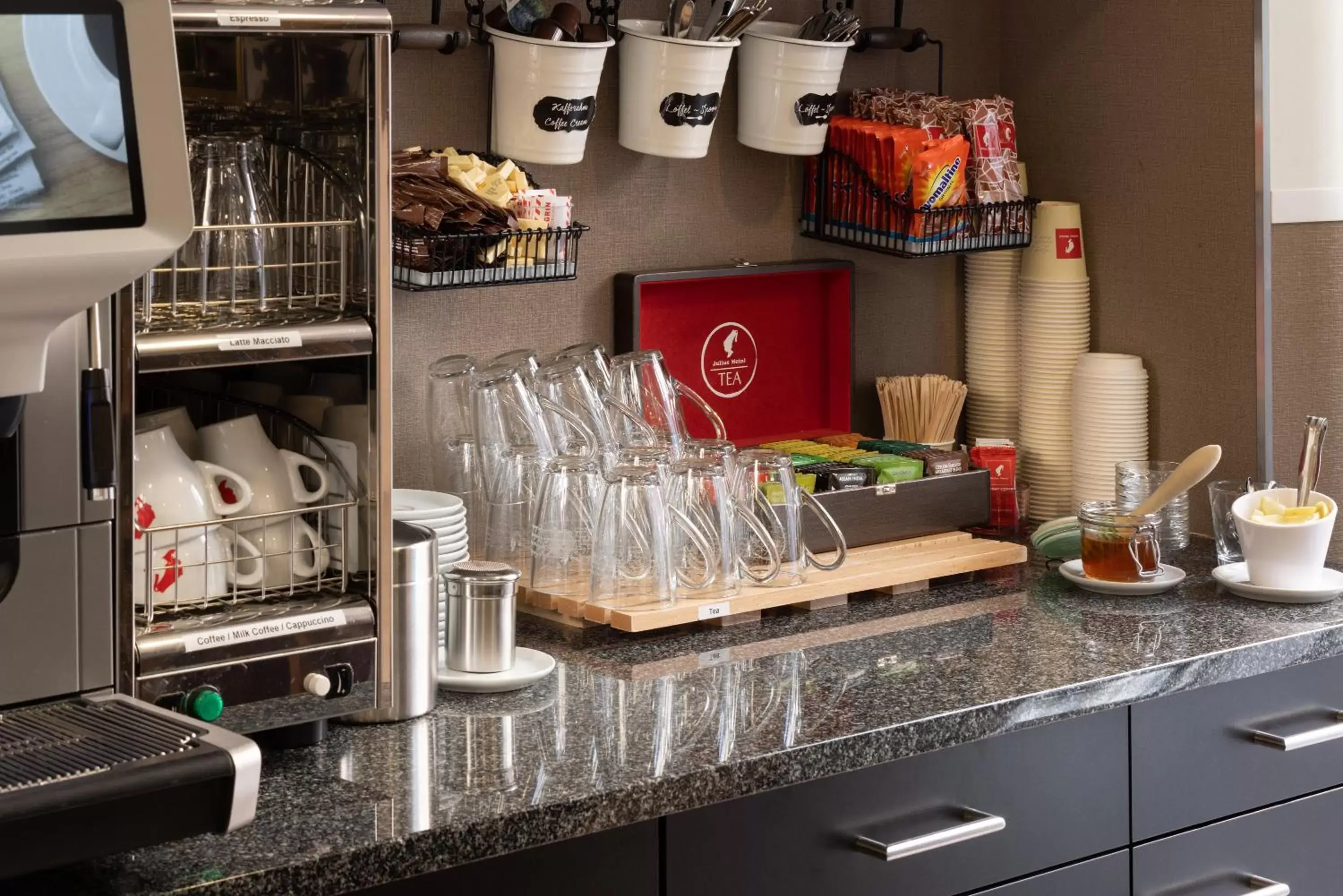 Coffee/tea facilities, Kitchen/Kitchenette in Fred Hotel Zürich Hauptbahnhof