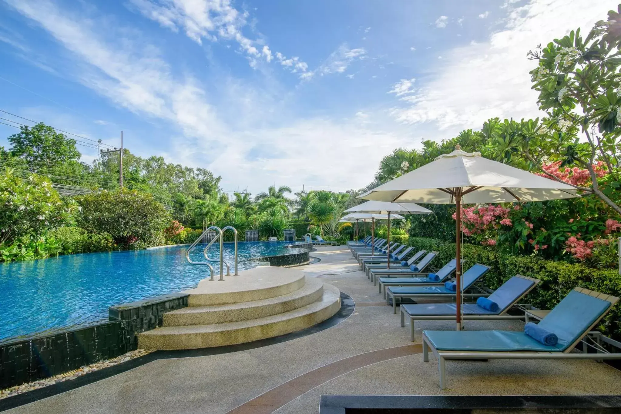 Swimming Pool in Golden Beach Cha-Am Hotel