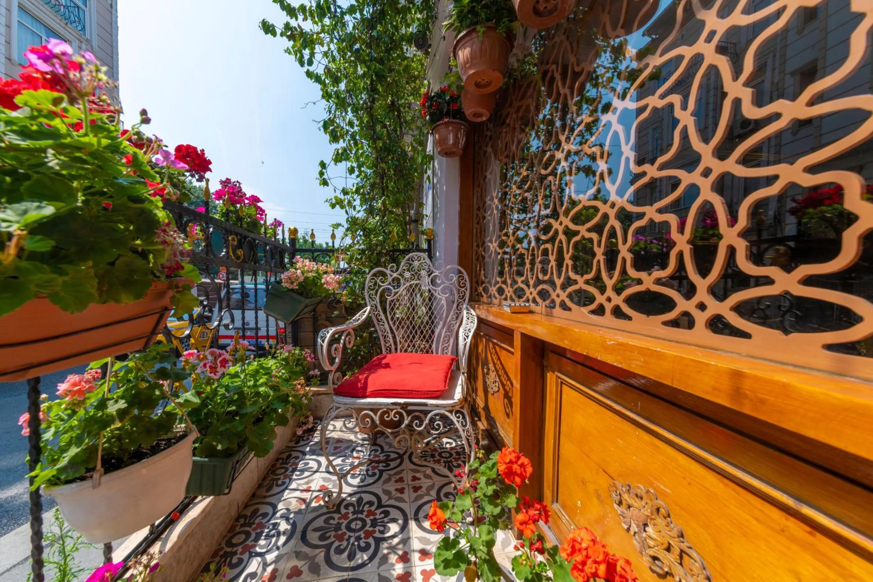 Facade/entrance in Walnut Shell Hotel