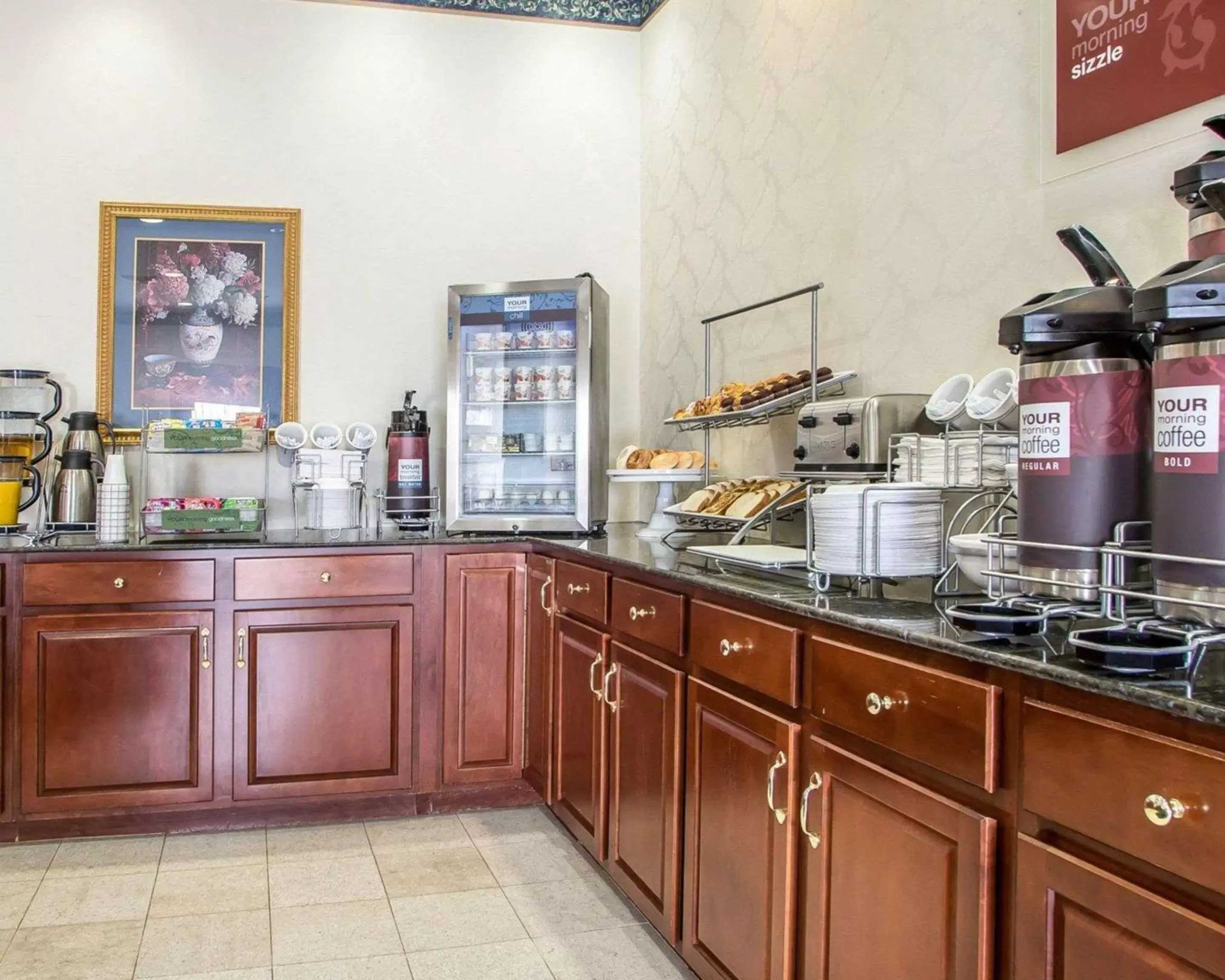 Restaurant/places to eat, Kitchen/Kitchenette in Comfort Suites - Jefferson City