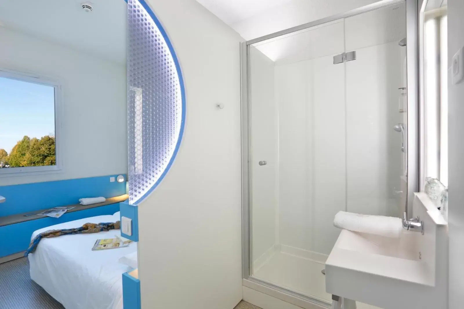Shower, Bathroom in First Inn Hotel Paris Sud Les Ulis