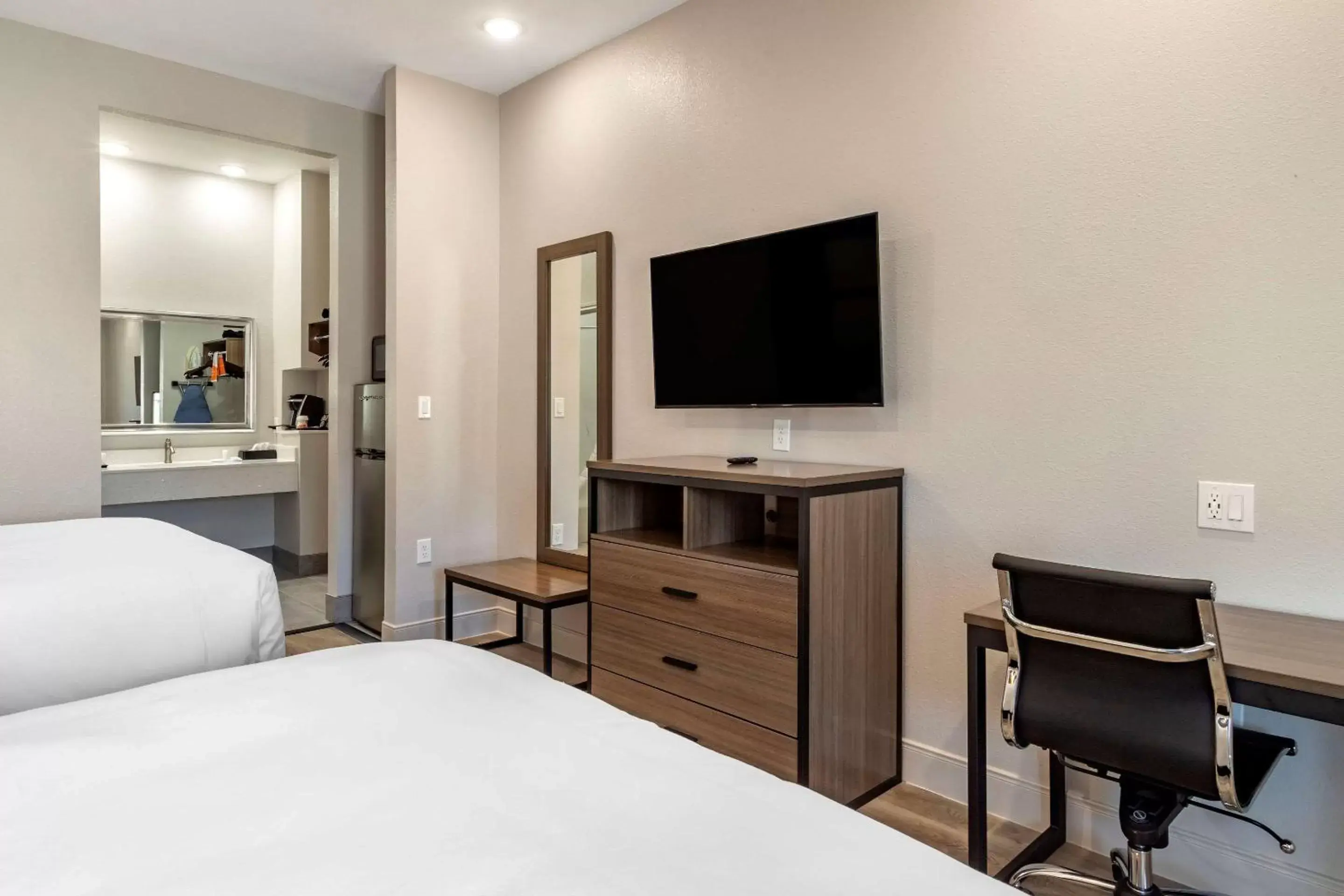 Photo of the whole room, Bed in Clarion Pointe Port Arthur-Beaumont South Photo of the whole room, Bed in Clarion Pointe Port Arthur-Beaumont South