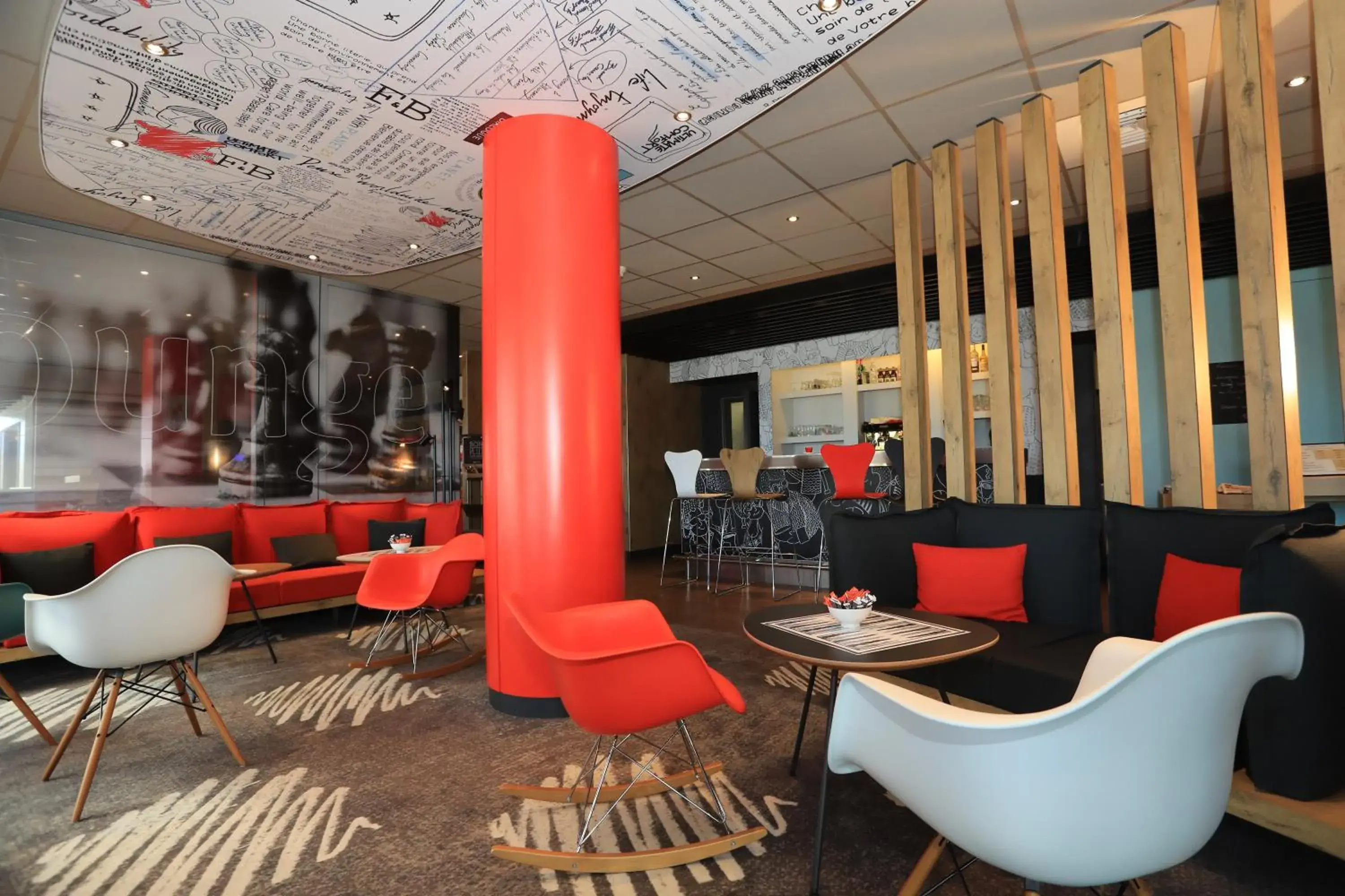 Property building, Lounge/Bar in ibis Aurillac