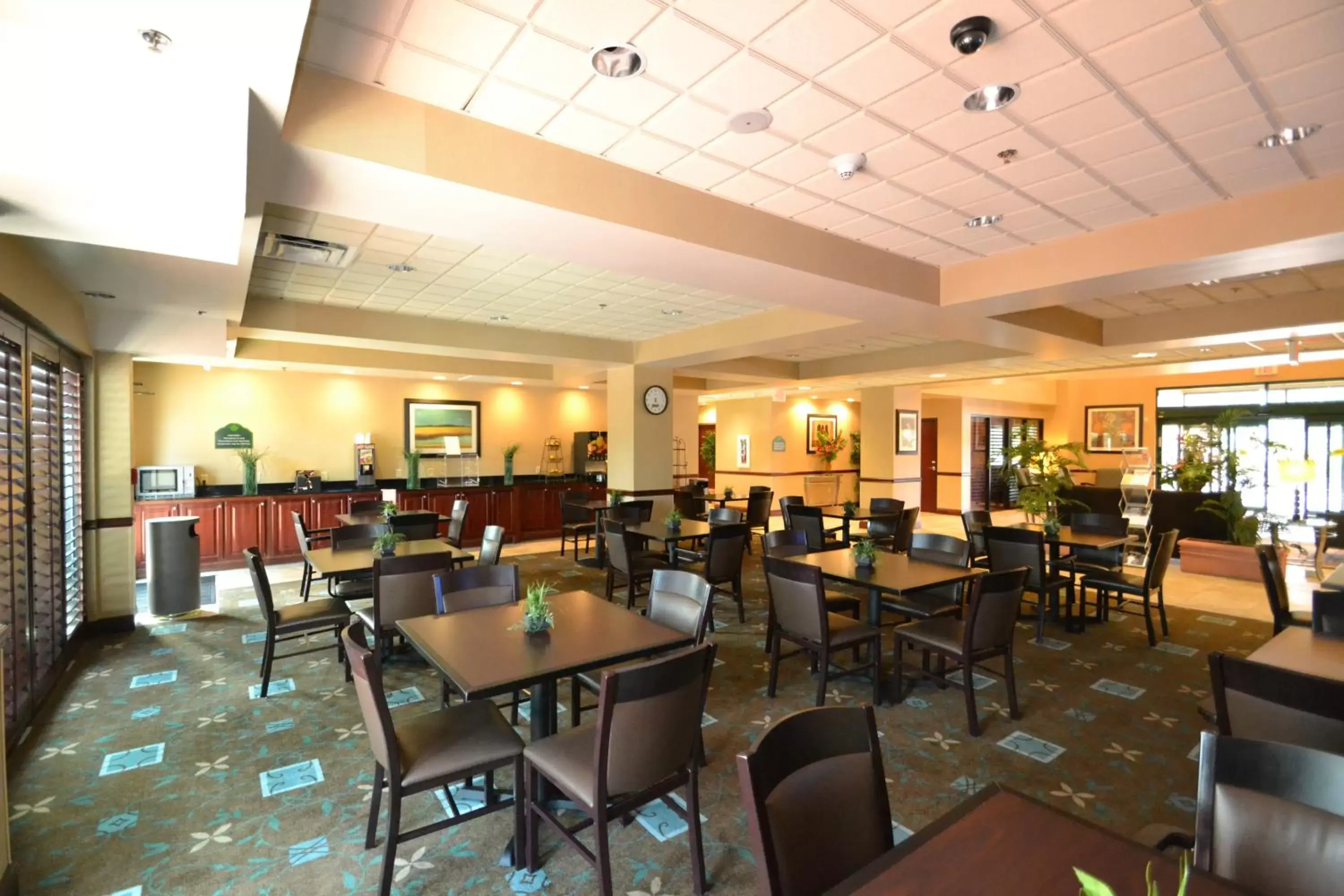 Communal lounge/ TV room, Restaurant/Places to Eat in Holiday Inn Express & Suites Mobile West I-10, an IHG Hotel