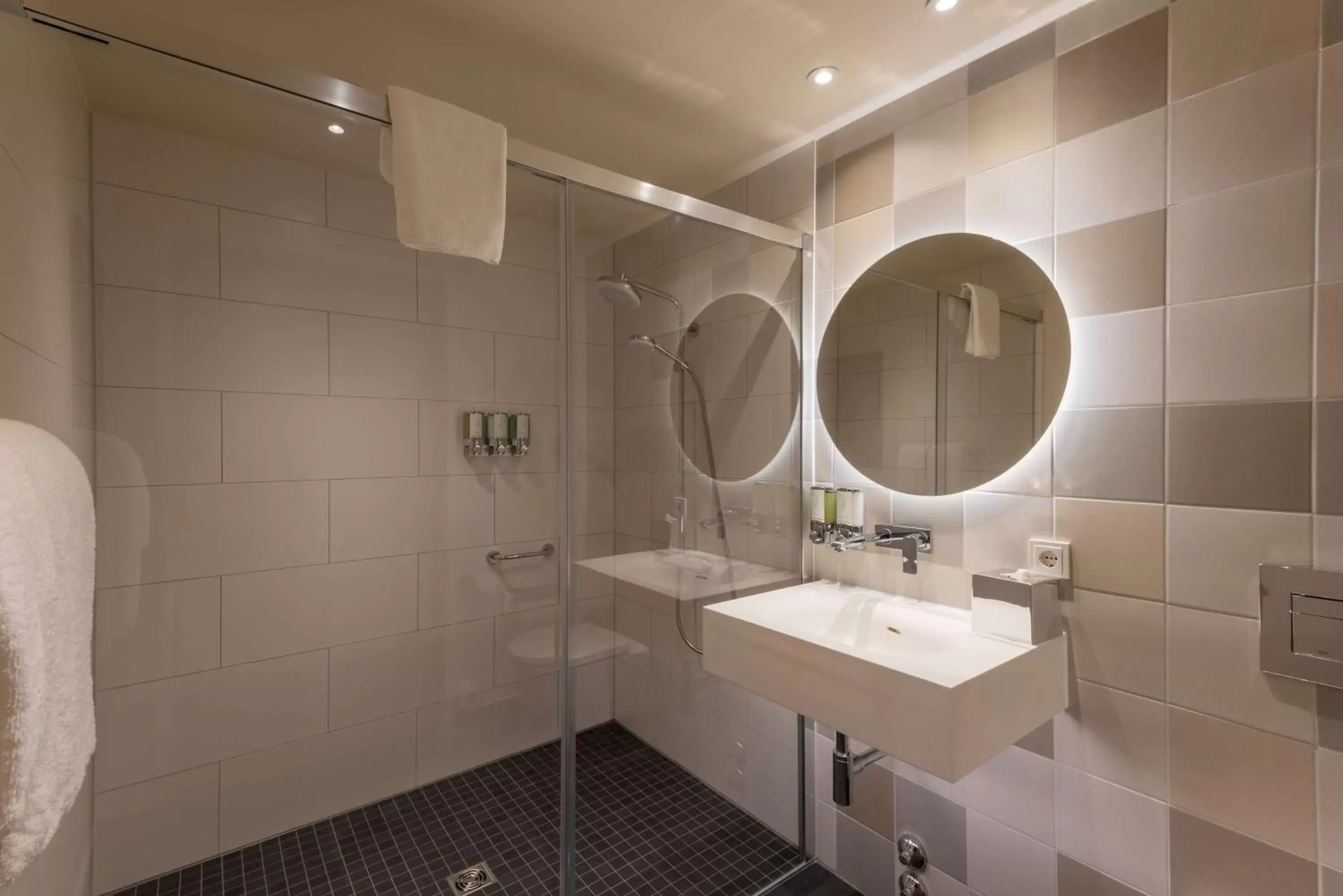 Bathroom in Hampton By Hilton Munich City North