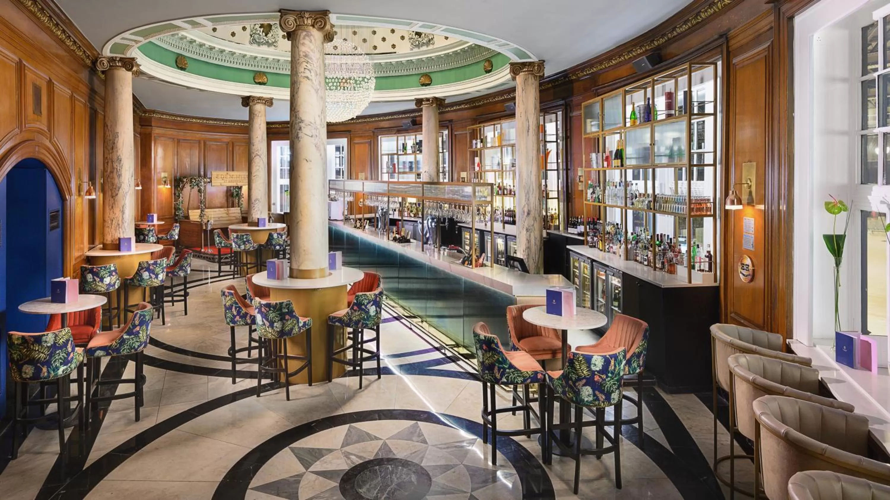 Lounge or bar in voco Grand Central Glasgow by IHG