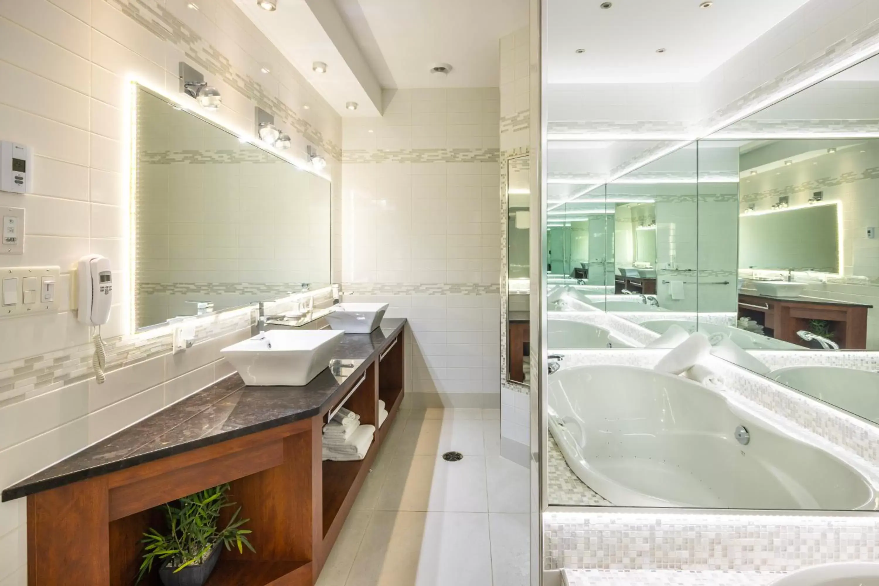 King Room with Spa Bath in Les Suites de Laviolette Ascend Hotel Collection